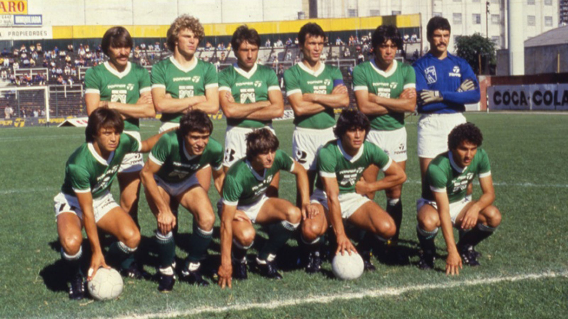 Héctor Cúper, con la número 2 y la cinta de capitán, en el histórico equipo de Ferro que hizo historia.
