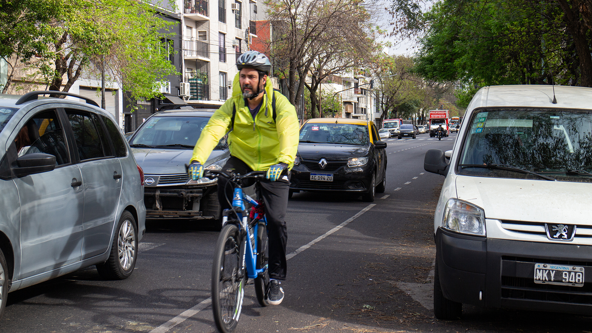 Andar en bicicleta en una ciudad exige un compromiso de todos, pero los ciclistas también deben respetar las normas de los automóviles, cosa que no siempre ocurre