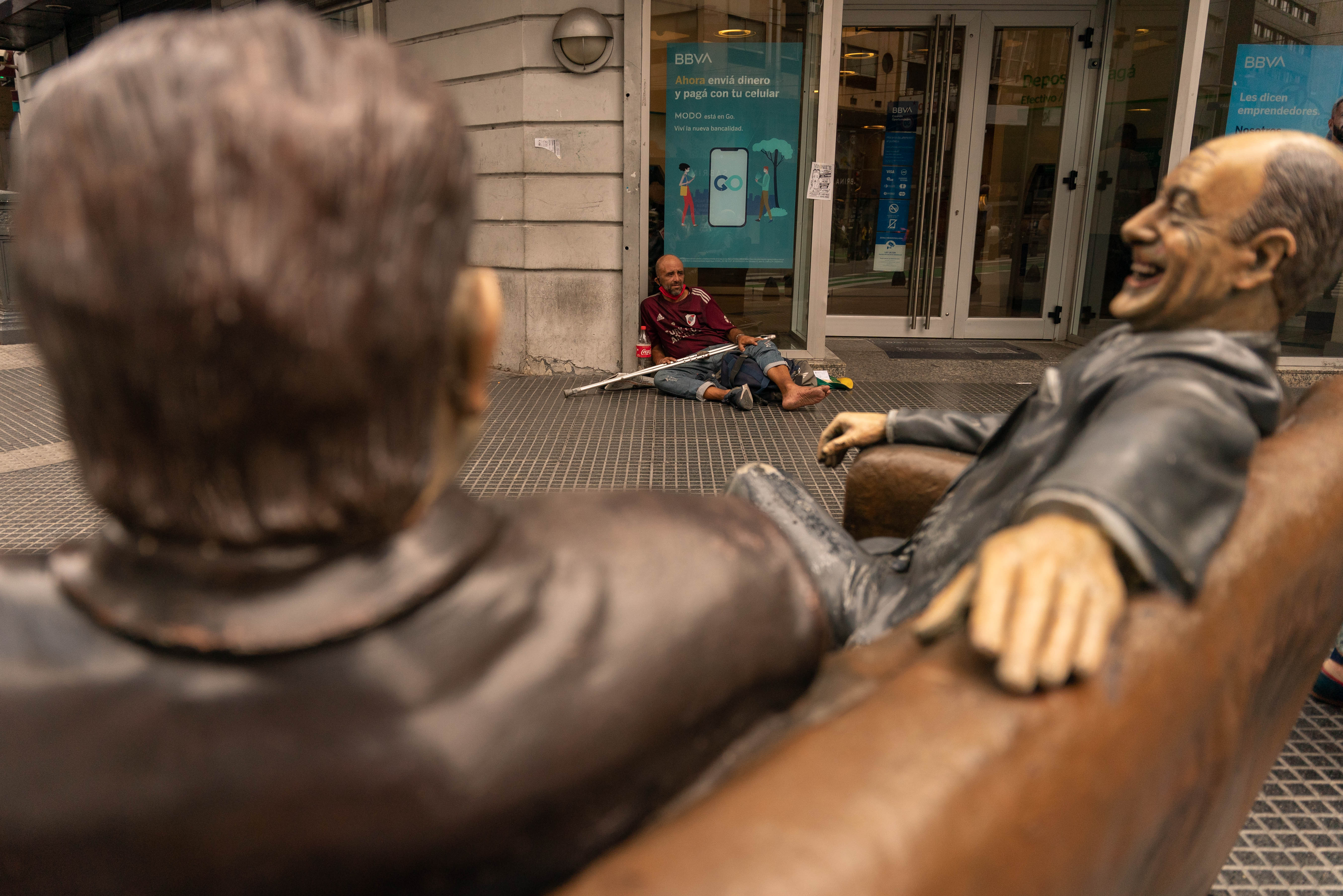 La alegre escultura de Olmedo y Portales, en la esquina de Corrientes y Uruguay, contrasta con la cantidad de gente en situación de calle y la crisis visible en todo el país. (Foto: Franco Fafasuli)