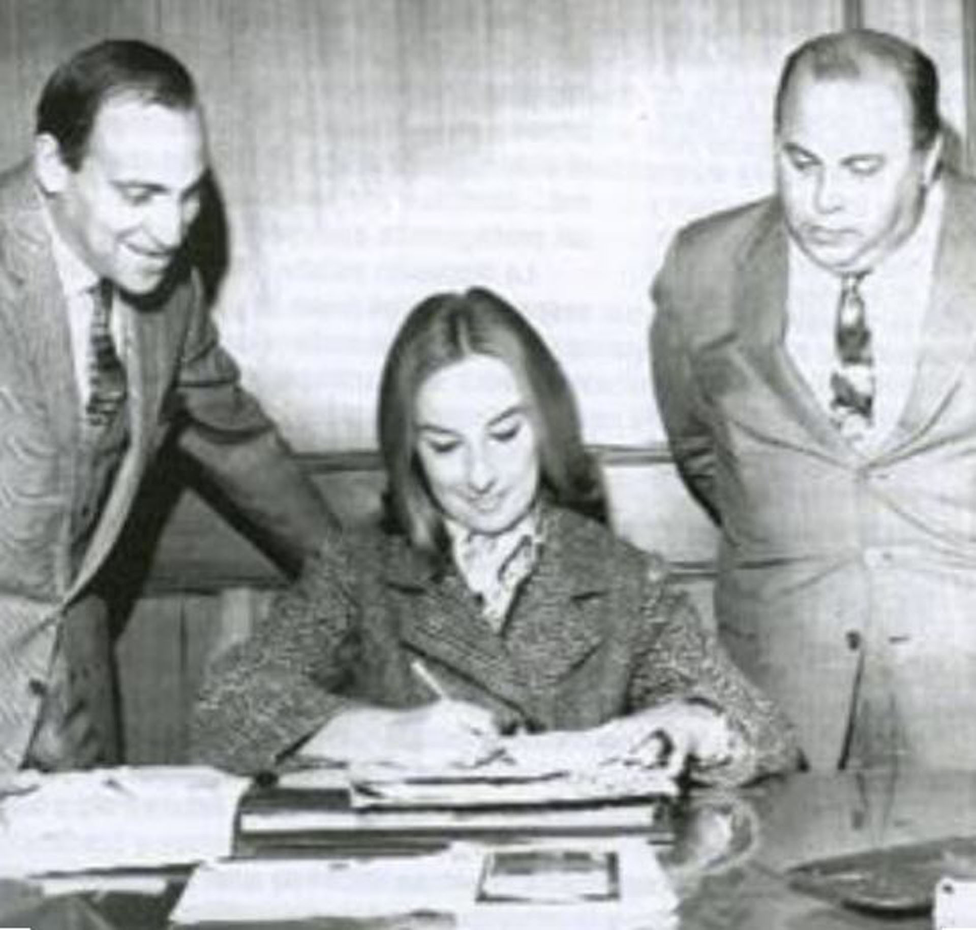 Mirtha firma el contrato para el primer año de su programa en Canal 9, en 1968, ante la mirada atenta de Alejandro Romay y Samuel Yankelevich
