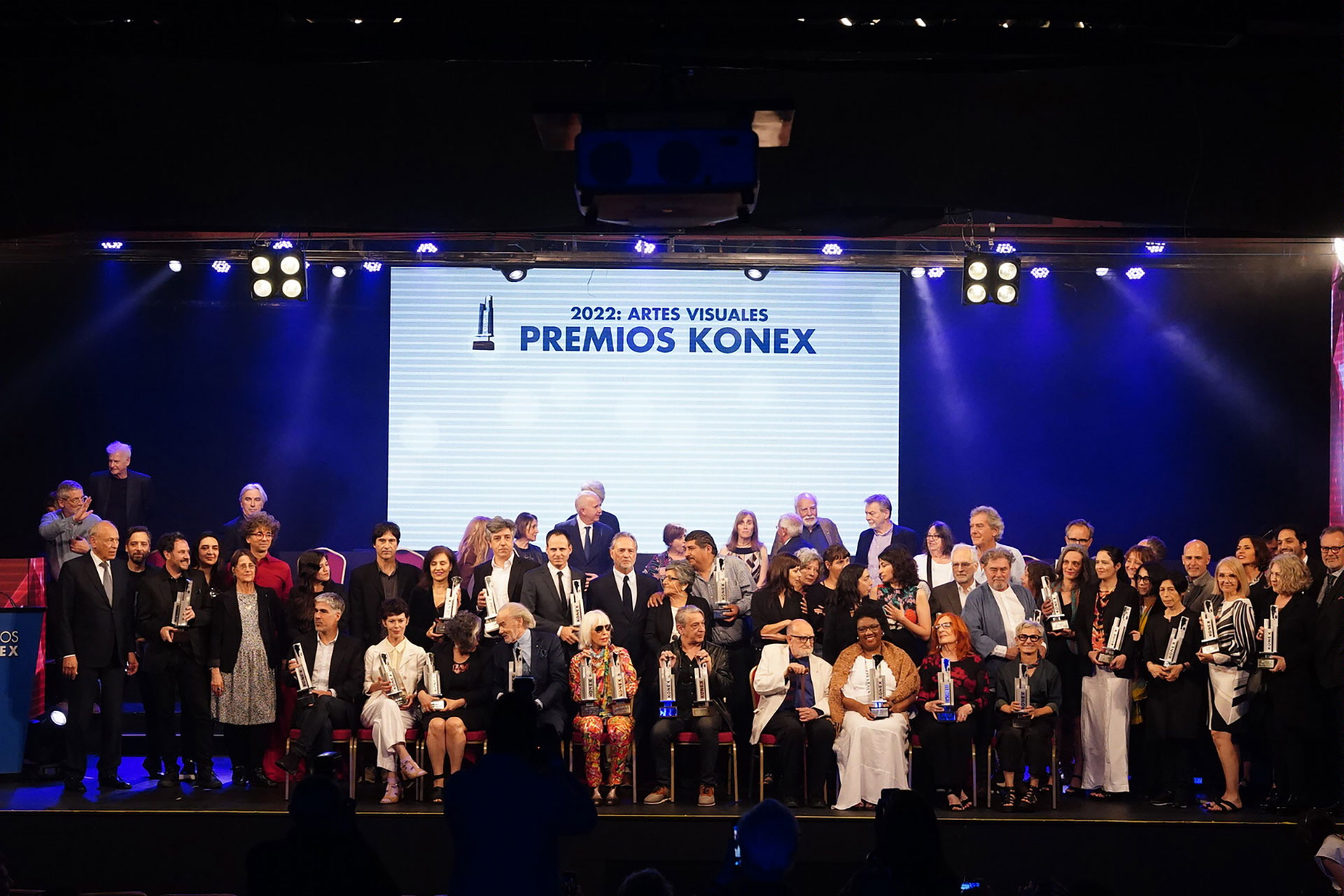 Momento culminante de la noche de los Konex, con todos los premiados sobre el escenario (Foto: Franco Fafasuli)