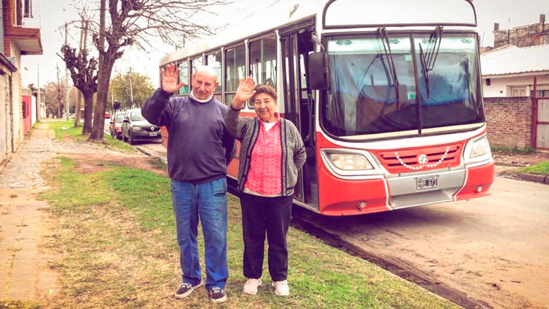 Juan y Juana posan frente al colectivo que pronto se convertirá en motorhome (@proyectomiami2021)