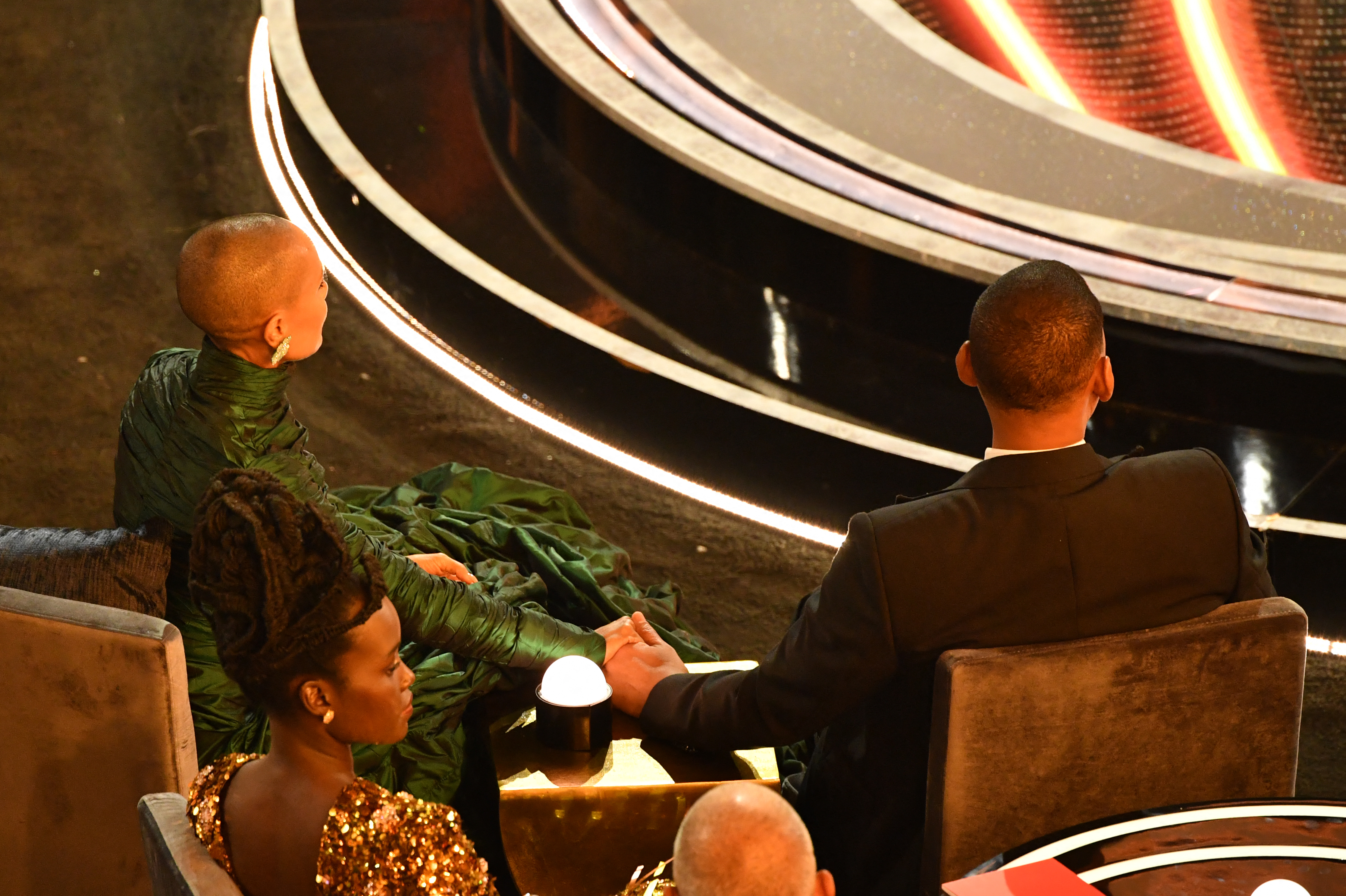 L'attore americano Will Smith (a destra) siede accanto all'attrice americana Jada Pinkett Smith con il premio come miglior attore protagonista per "Re Riccardo" Durante la 94a cerimonia degli Academy Awards al Dolby Theatre di Hollywood, in California, il 27 marzo 2022 (Foto di Robin Beck/AFP)