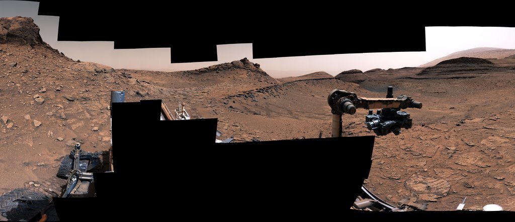 El Curiosity de la NASA usó su Mastcam para capturar este panorama de 360 ​​grados de Marker Band Valley el 16 de diciembre de 2022. Las texturas rocosas onduladas encontradas en esta área son la evidencia más clara que el rover ha visto del agua y las olas del pasado antiguo de Marte. (Crédito: NASA/JPL-Caltech/MSSS)