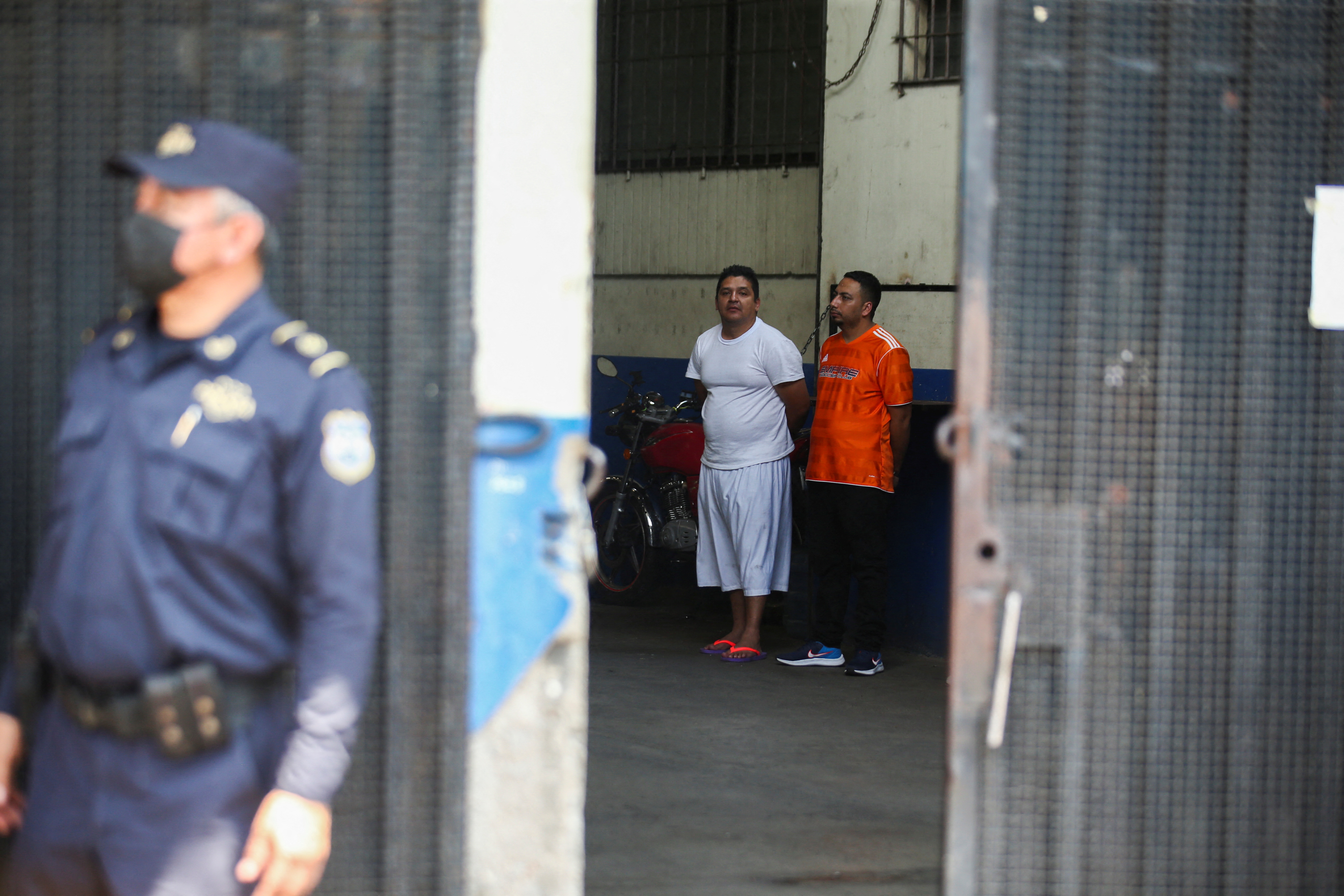 Detenidos en una carceleta policial esperan ser transferidos a un centro penal en El Salvador. REUTERS/Jose Cabezas