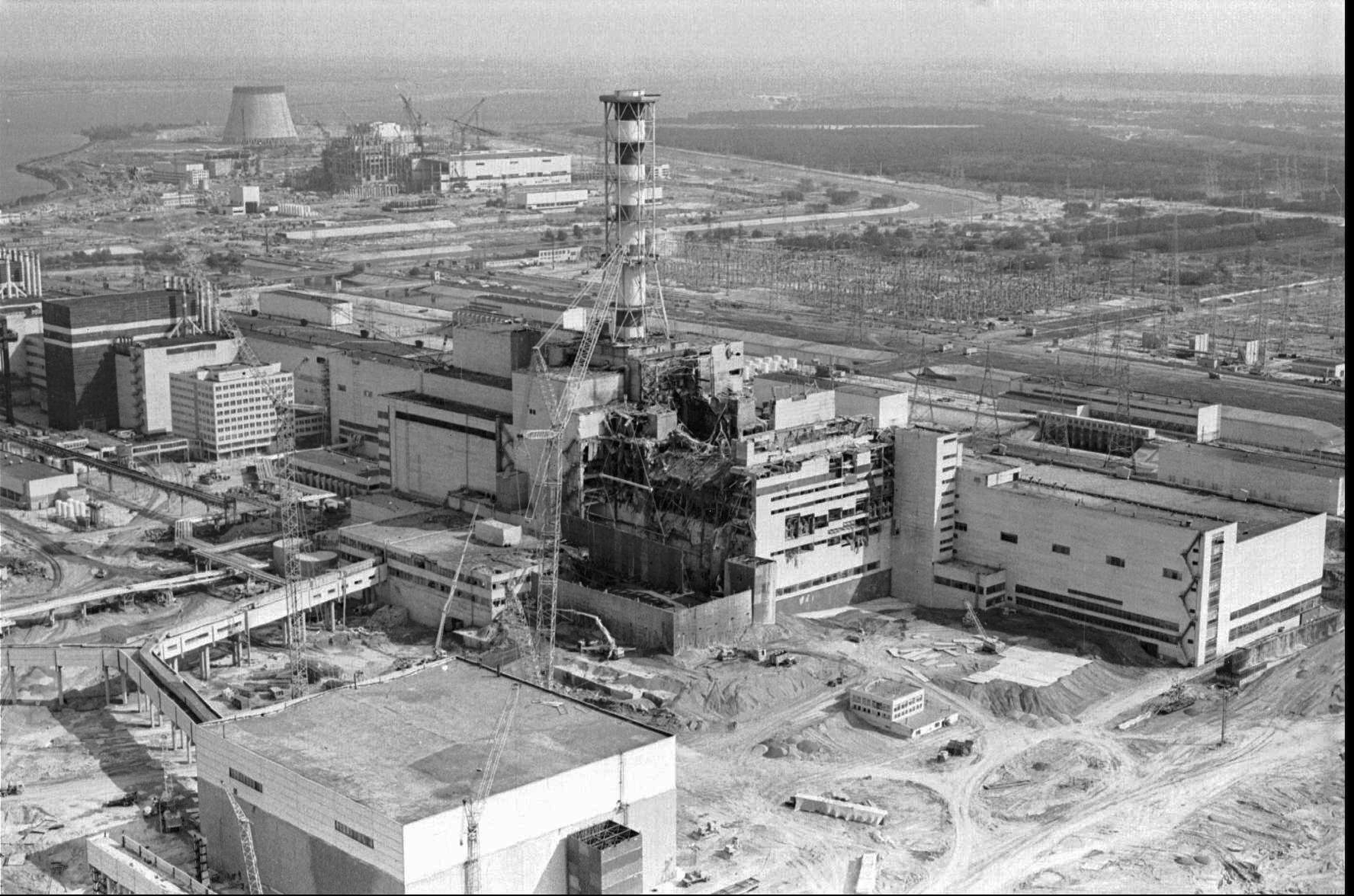 ARCHIVO - Esta foto muestra una vista aérea de la planta nuclear de Chernobyl en Chernobyl que muestra el daño de una explosión e incendio en el reactor cuatro el 26 de abril de 1986 que envió grandes cantidades de material radiactivo a la atmósfera en Ucrania. 
