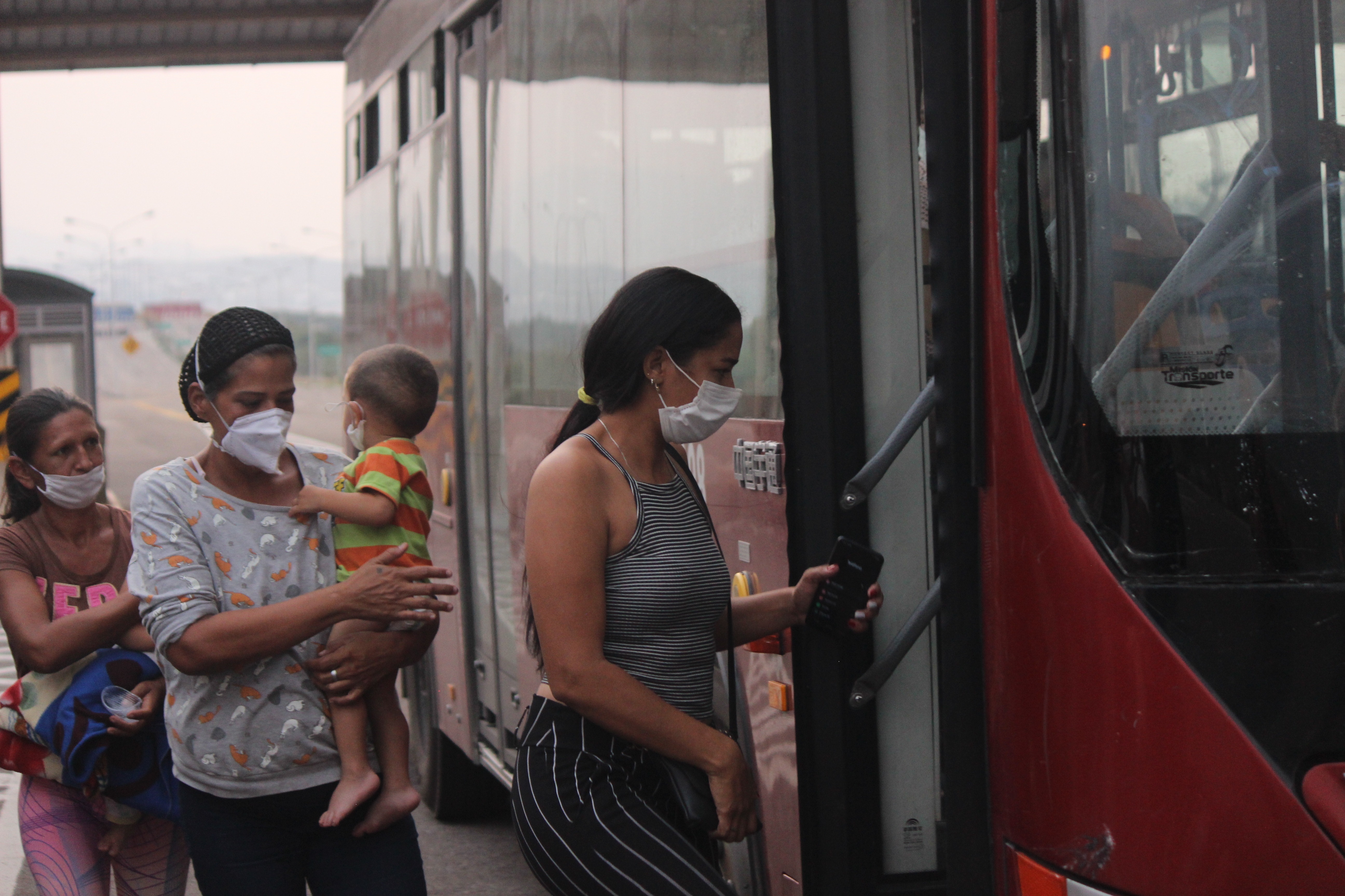 Un grupo de mujeres aborda un autobús con un grupo de venezolanos que regresarán a su hogar luego de cumplir con la cuarentena en la frontera con Colombia, en Ureña, Táchira (Venezuela). EFE/ Johnny Parra/Archivo
