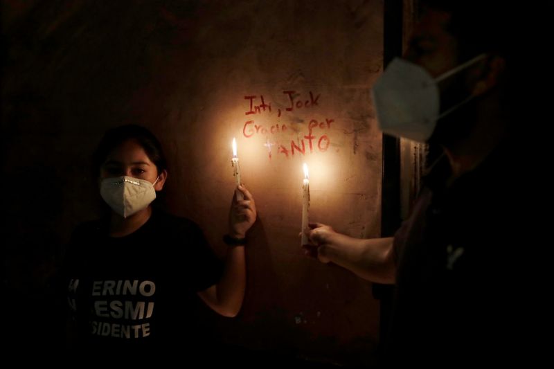 Foto del domingo de mujeres con velas junto a los nombres de las dos personas que murieron tras enfrentamientos con la policía de Perú en Lima. 

Nov 15, 2020.  REUTERS/Angela Ponce  
PROHIBDA LA REVENTA DE ESTA IMAGEN O SU USO COMO ARCHIVO