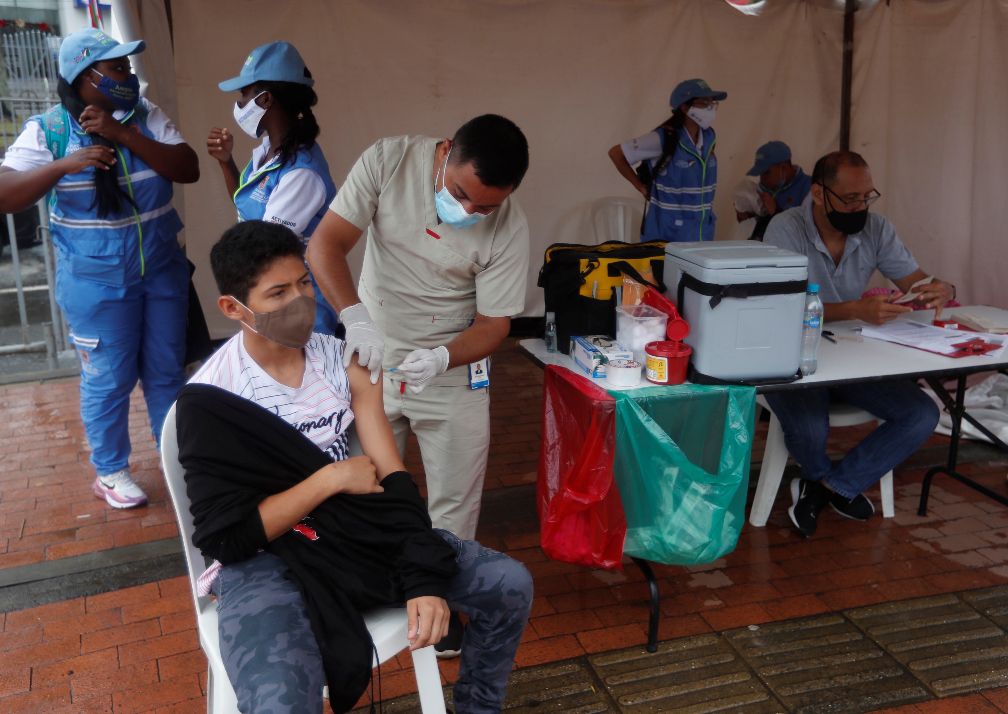 Un menor recibe una dosis de la vacuna contra la covid-19, el 29 de diciembre de 2021, en Cali (Colombia). EFE/ Ernesto Guzmán Jr.
