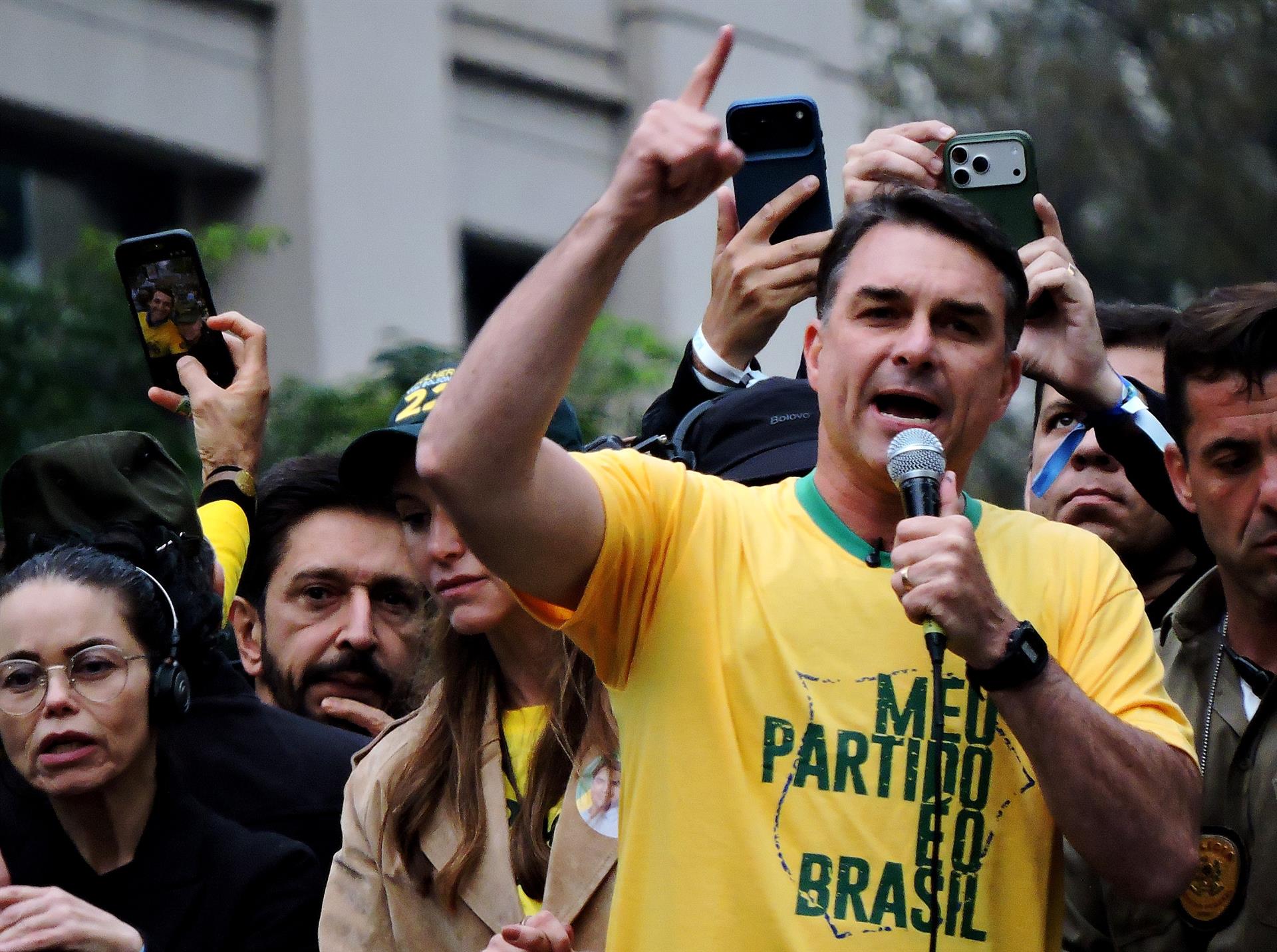 A una semana de las elecciones en Brasil, Flávio Bolsonaro desafió a Lula a debatir en TV: "Quiero restregarte la verdad"