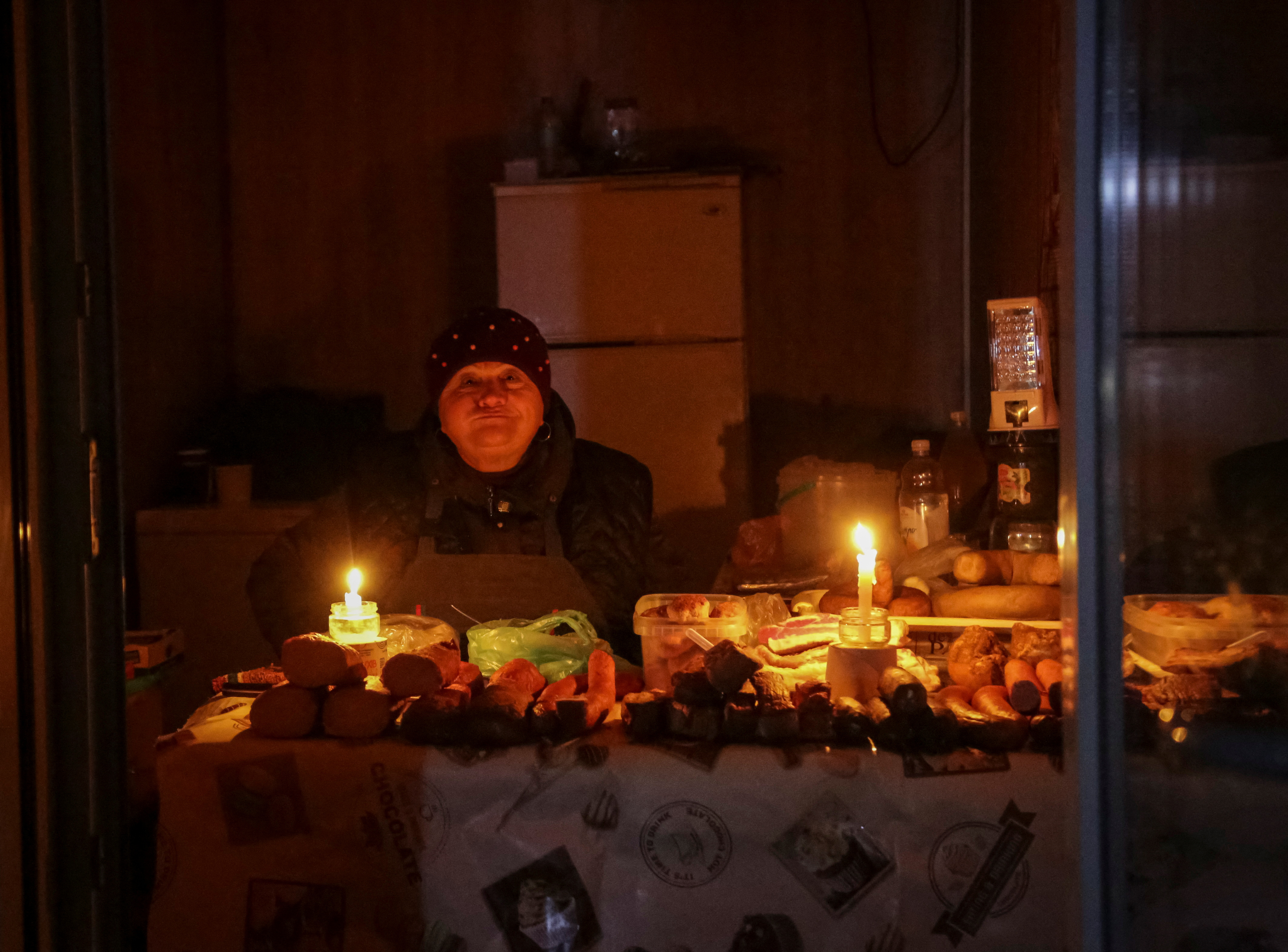 Ucrania trabaja en restaurar su servicio eléctrico dañado por los ataques rusos. (FOTO: REUTERS/Serhii Smolientsev)