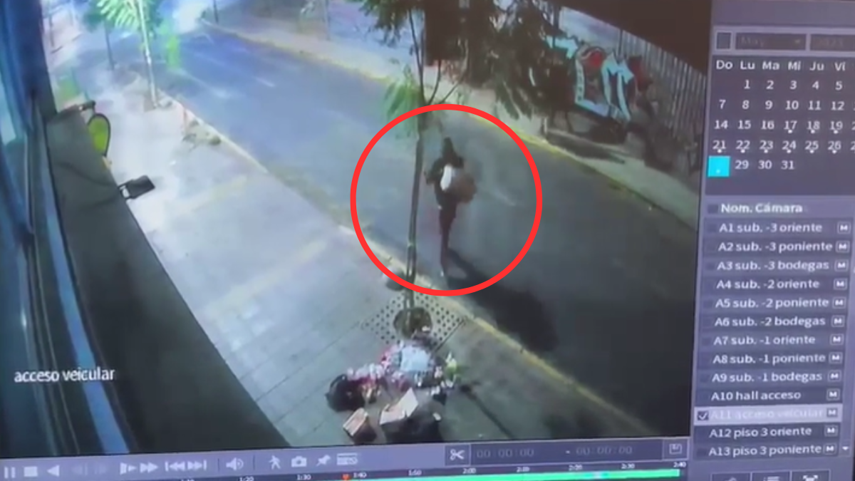 Momento exacto en que la cabeza del joven colombiana fue abandonada en un caja a mitad de la ciudad de Santiago