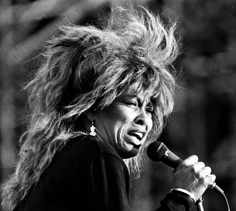 FOTO DE ARCHIVO: Tina Turner actúa durante su gira mundial 87 en el concierto de verano al aire libre en Hamburgo, Alemania, el 3 de julio, 1987.  REUTERS/Michael Urban/File Photo