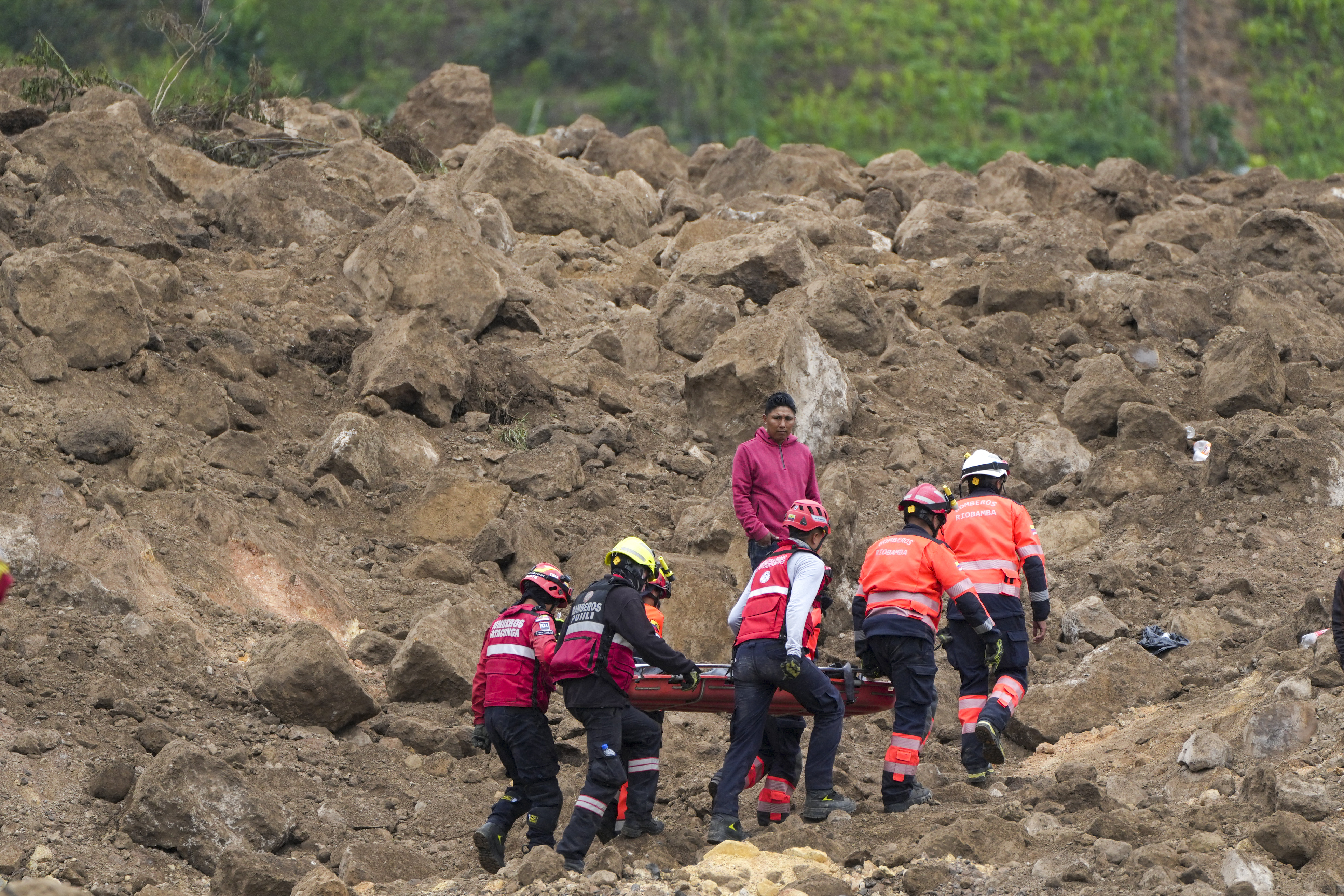 Los rescatistas no pudieron encontrar 10 cuerpos desaparecidos (AP Foto/Dolores Ochoa)