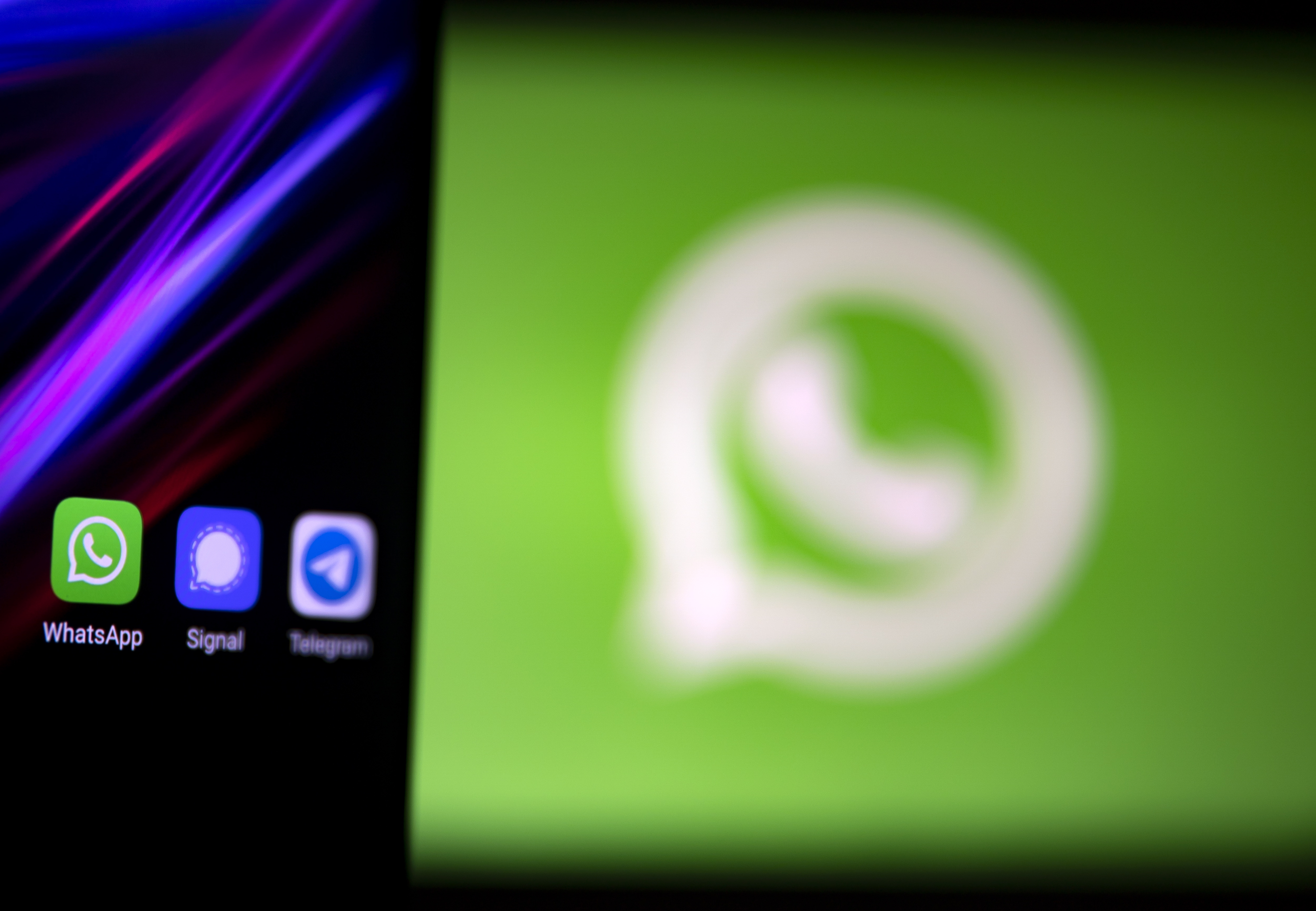 WhatsApp, que fue adquirida por Facebook en 2014, cuenta con 2.000 millones de usuarios en todo el mundo, lo que la convierte en la plataforma de mensajería por internet más usada. EFE/EPA/IAN LANGSDON/Archivo
