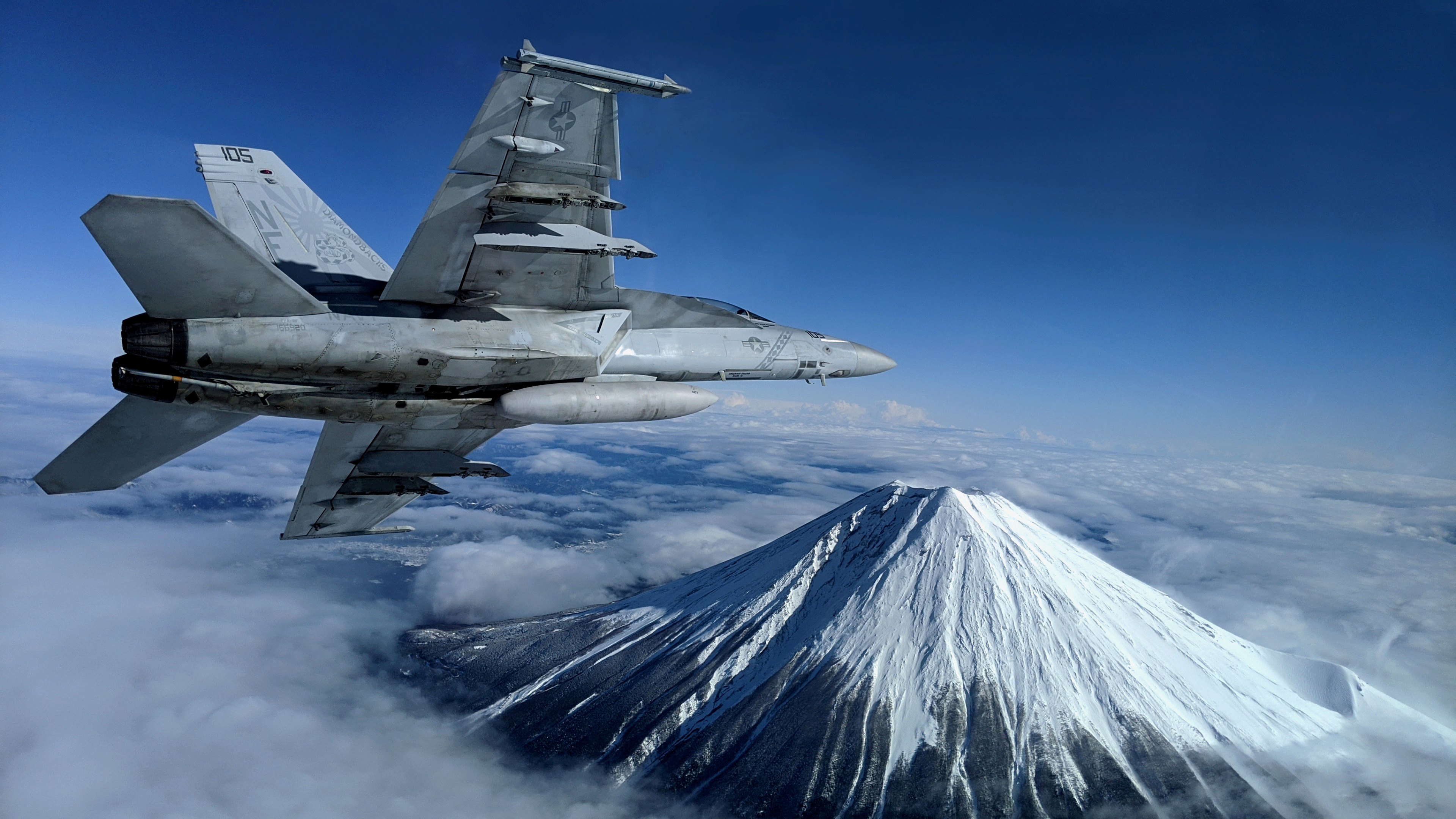 Un caza F/A-18F Super Hornet sobrevuelva el monte Fuji en enero de 2020 (Marina de EEUU/Lt. Alex Grammar/REUTERS/archivo)