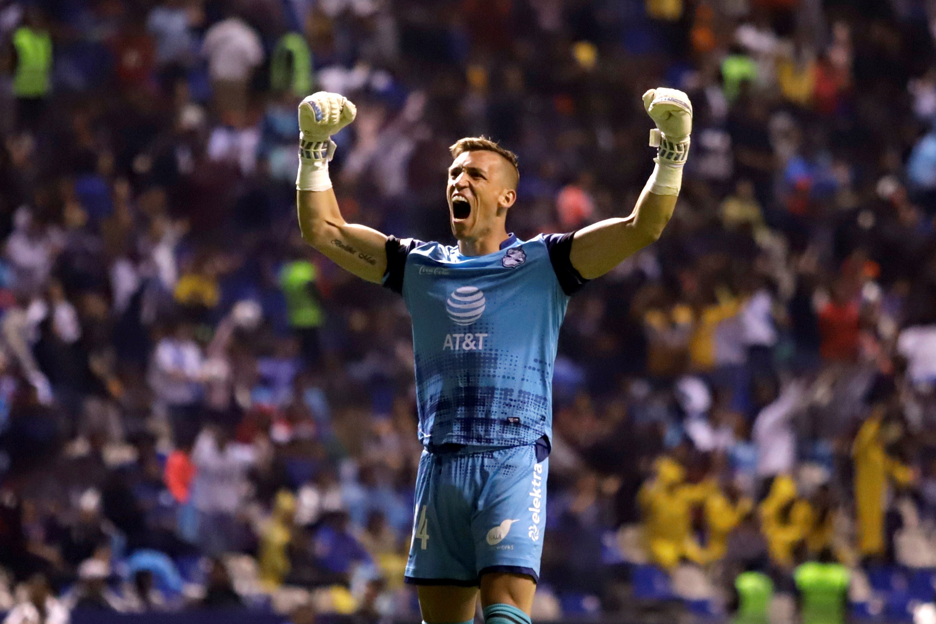 Nicolás Vikonis, arquero de Puebla, celebra un gol ante Tigres (EFE/ Hilda Ríos) 
