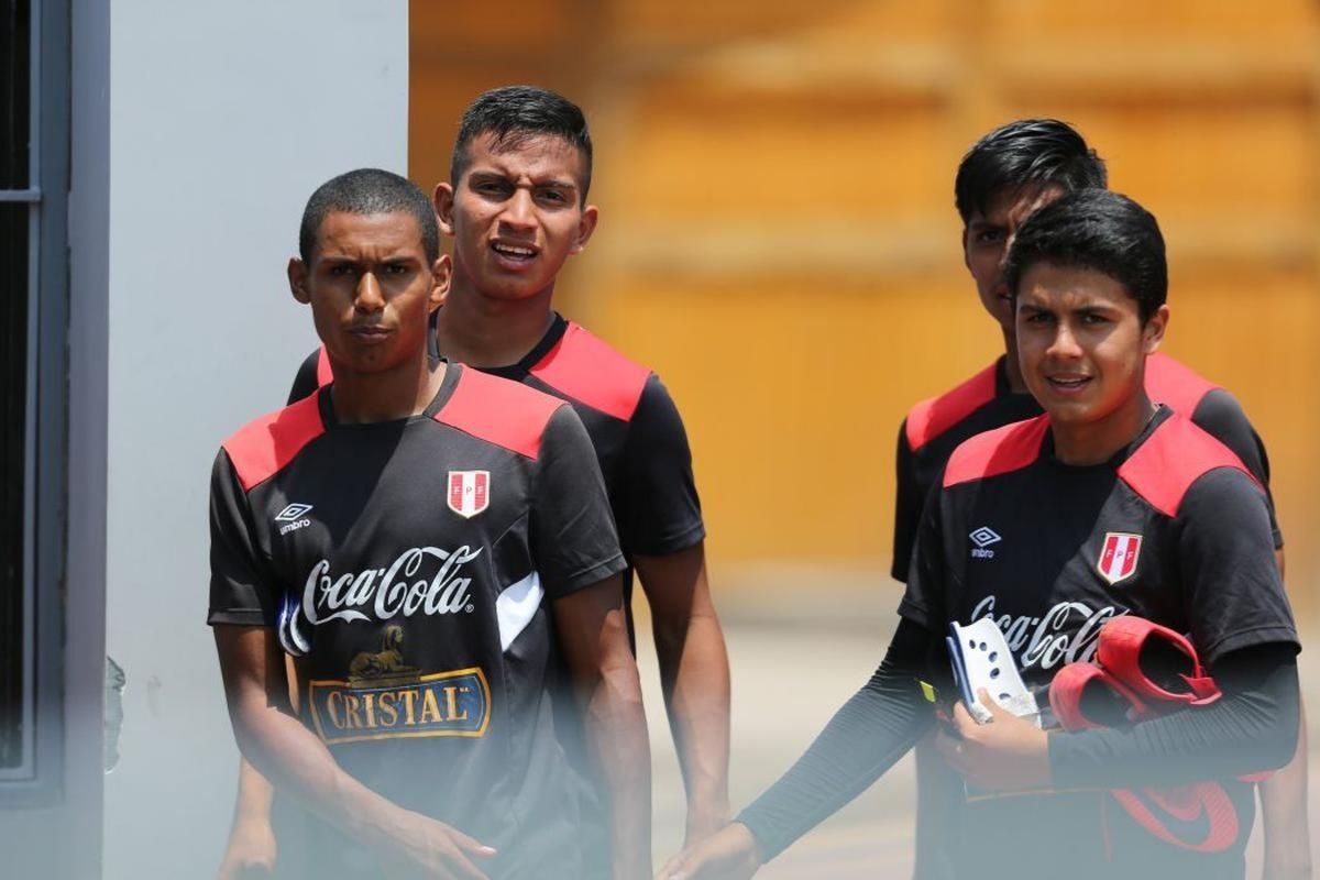 Ambos futbolistas compartiendo vestuario en las divisiones inferiores de la selección peruana