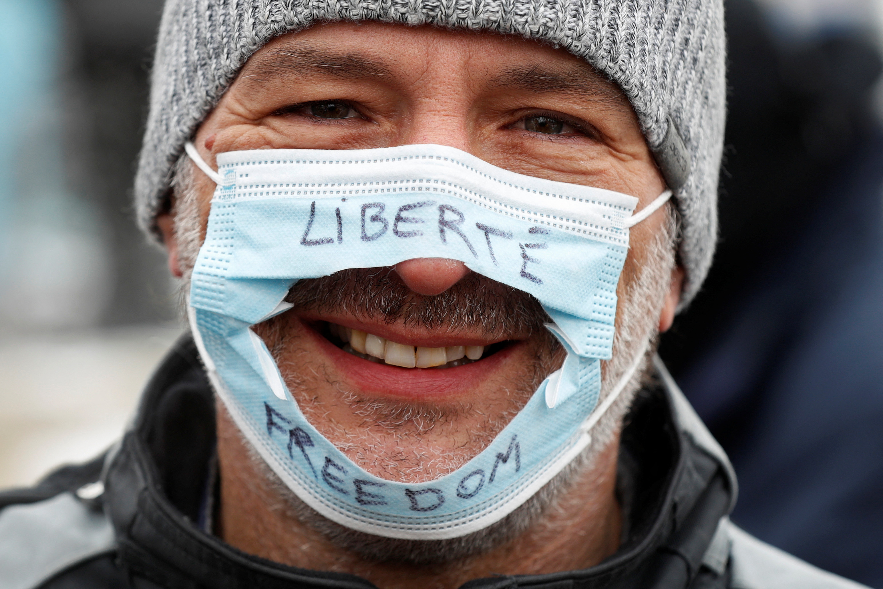 Una persona usa una máscara quirúrgica que ha sido cortada, mientras los camioneros y simpatizantes continúan protestando por los mandatos de vacunación contra la enfermedad por coronavirus (COVID-19), en Ottawa, Ontario, Canadá, el 6 de febrero de 2022. REUTERS/Lars Hagberg