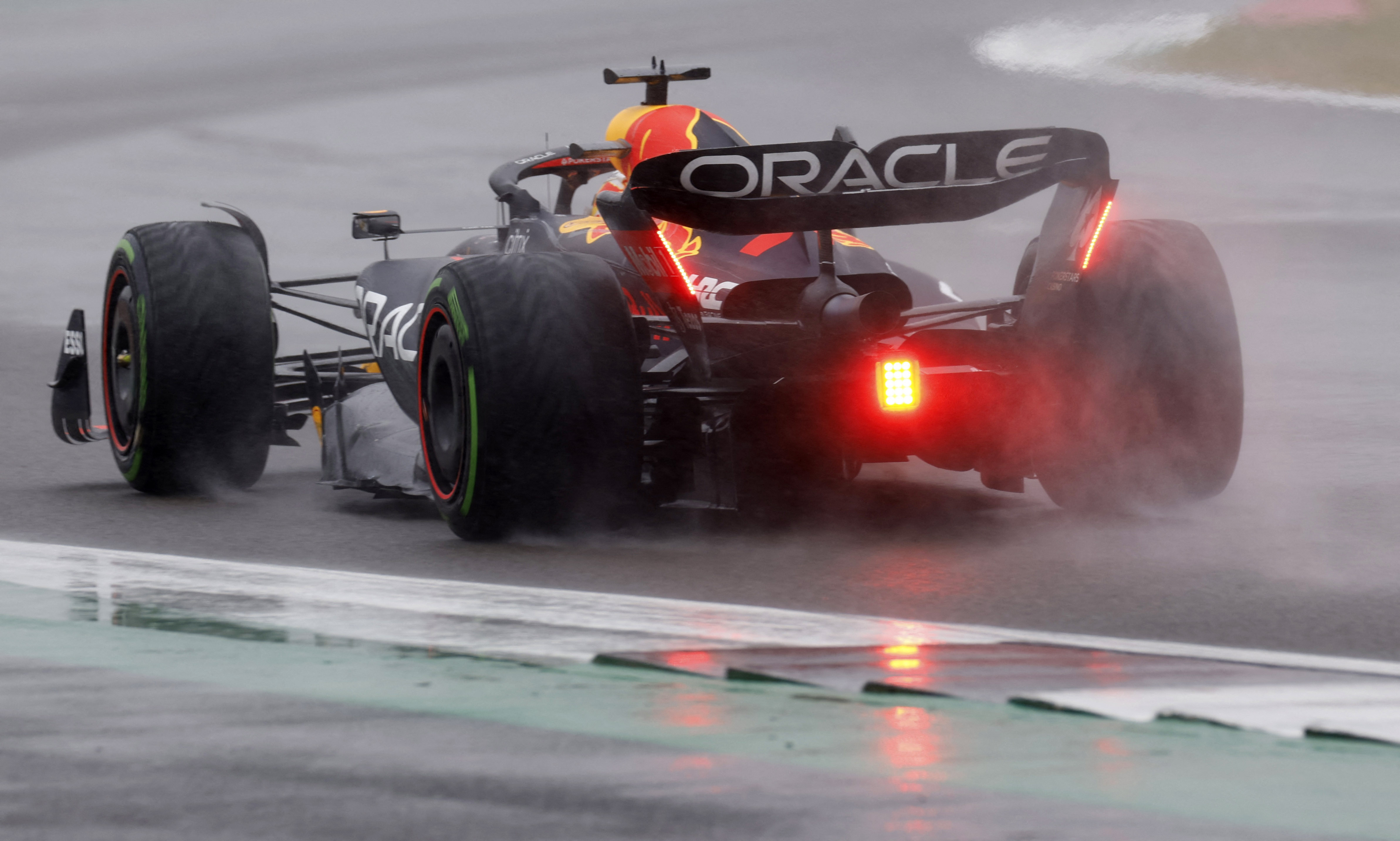 Checo Pérez se clasificó cuarto en el Gran Premio de Gran Bretaña; Sainz Jr logró la ‘pole psoition’