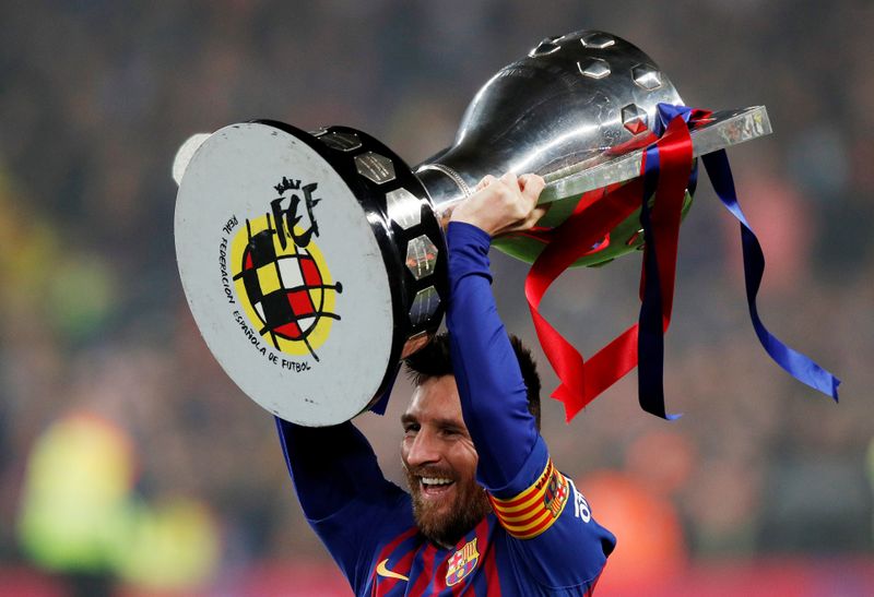 Messi y una sana costumbre con el Barcelona: levantando un trofeo de campeones (REUTERS/Albert Gea)