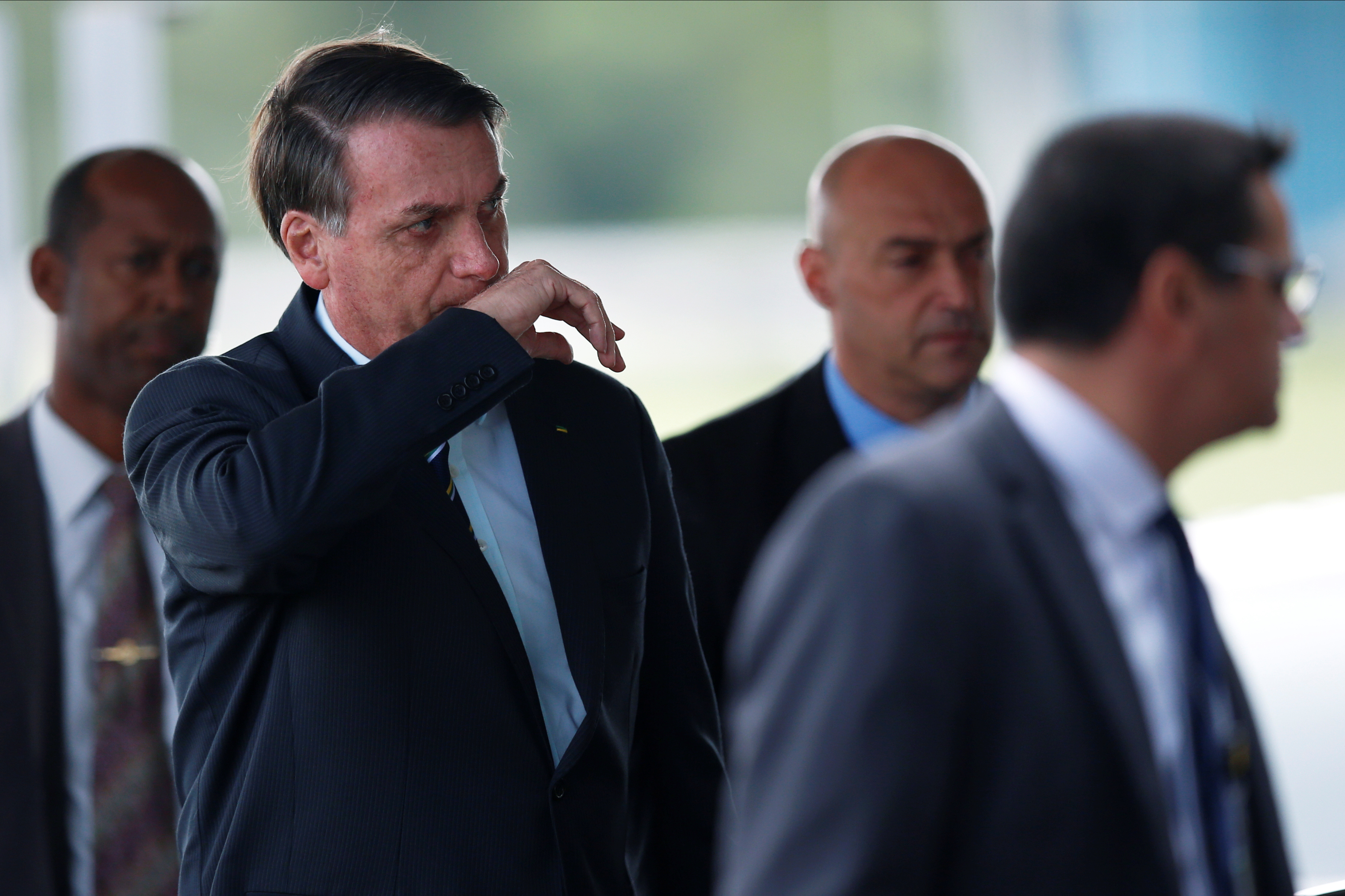 Bolsonaro hace un gesto al salir del Palacio de Alvorada el 24 de abril de 2020 (REUTERS/Ueslei Marcelino)