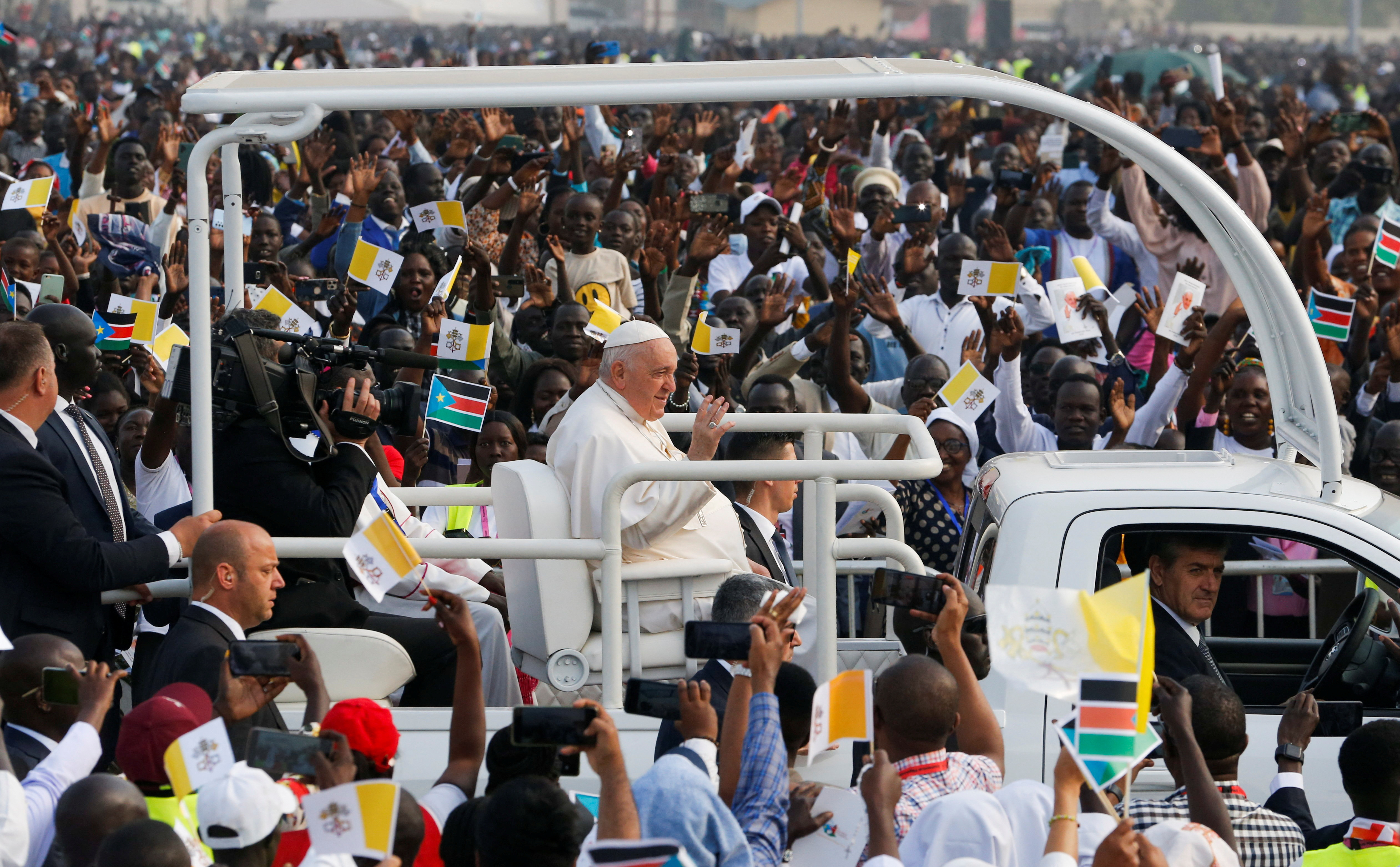 Francisco saluda a los fieles en Juba (Reuters)