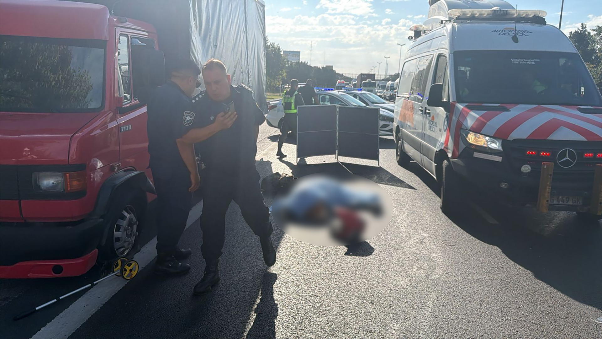 Trágico accidente en Panamericana: un motociclista de 24 años murió tras impactar contra un camión estacionado