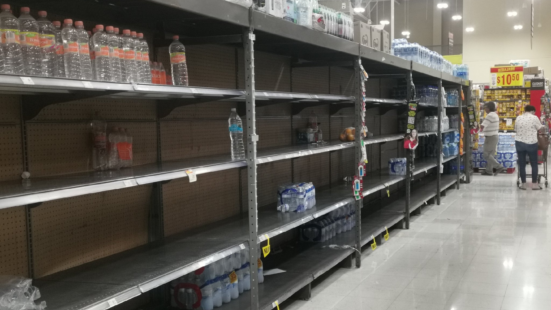 Escasea El Agua Embotellada En Tiendas De Monterrey Aún Así Le Hacen El Feo A Marcas Infobae 3024