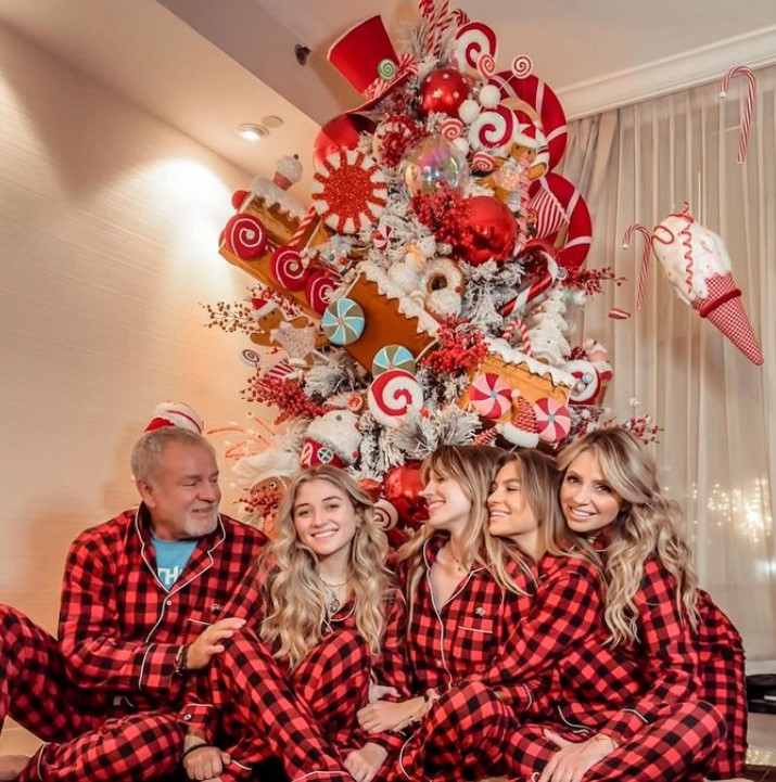 La familia posó con pijamas iguales. (Foto Instagram:  @sofia_96castro)