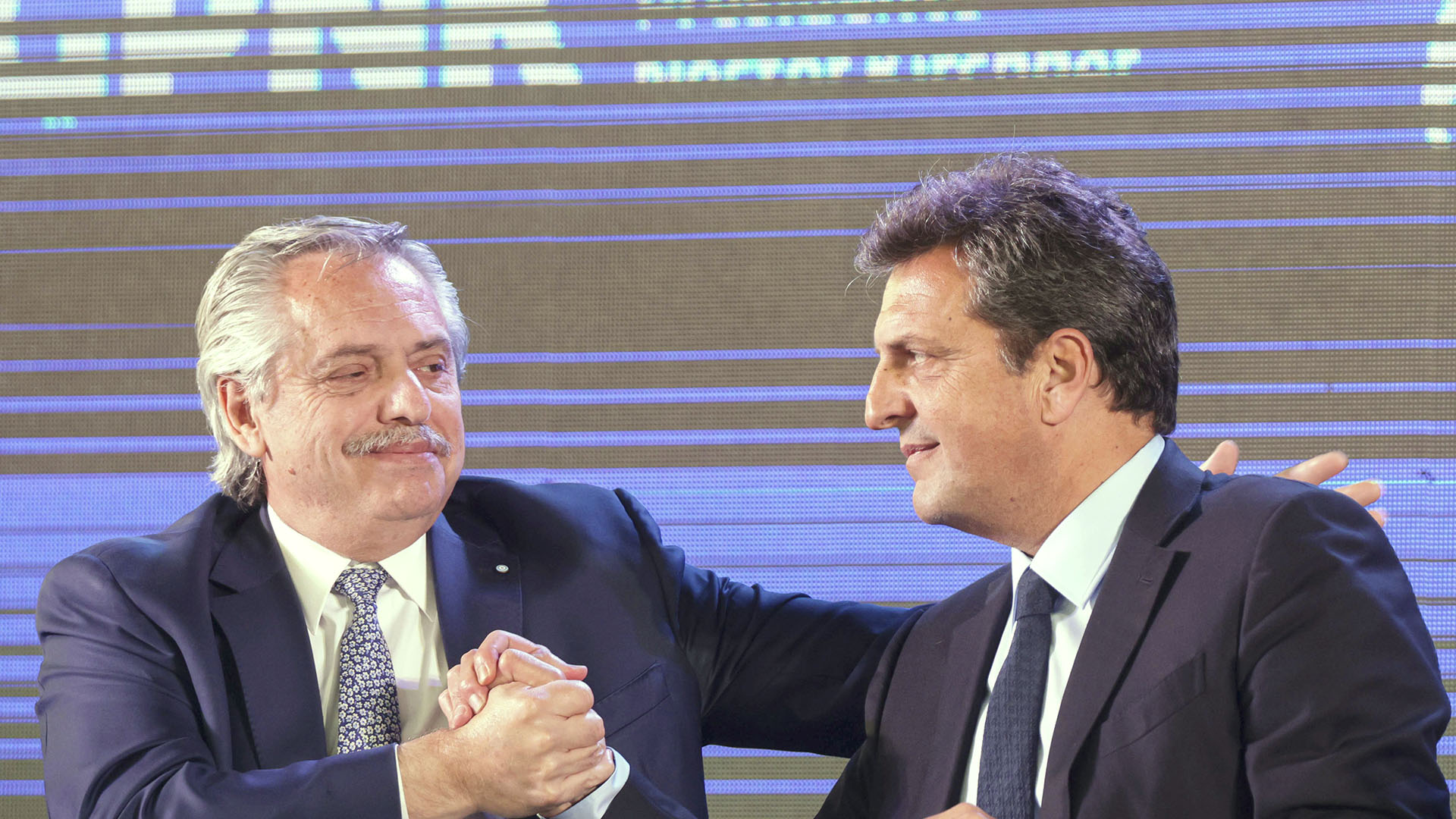 Alberto Fernández and Sergio Massa, on Friday, when they led the act in which the contracts for the first section of the gas pipeline were signed "Nestor Kirchner".  Royon said that "the maximum plan" is that it is ready in June 2023 (Télam)