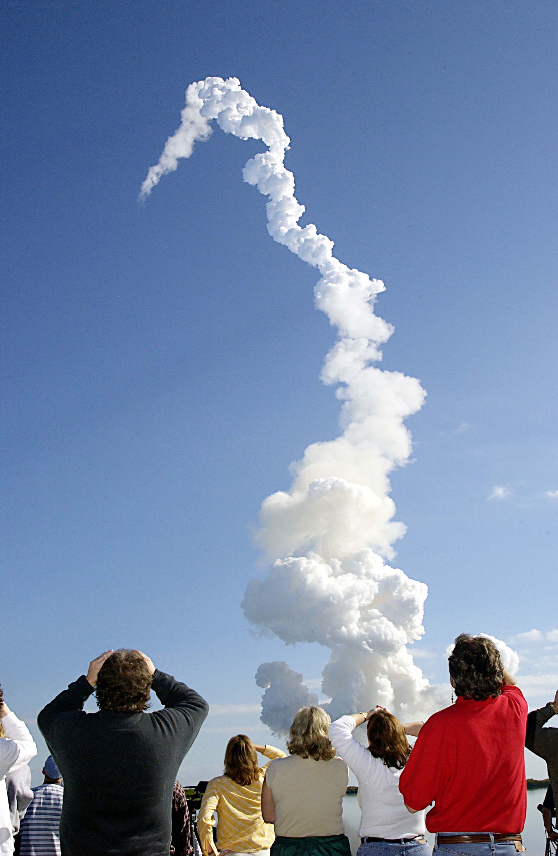 El público que esperaba el arribo observa consternado el momento de la explosión del Columbia (Photo by NASA/Getty Images)