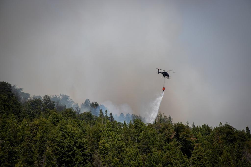 Unos 200 combatientes luchan contra un incendio forestal en El Bolsón: un detenido