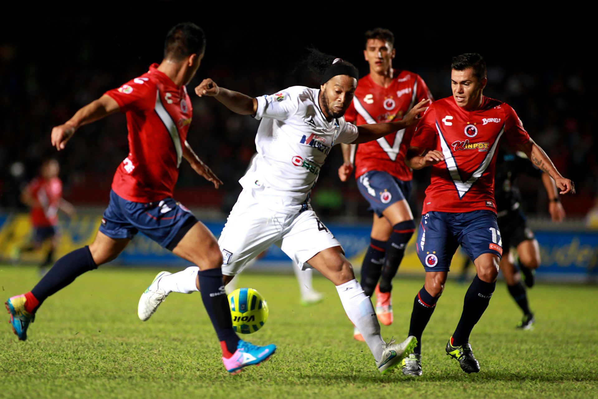 Ronaldinho Gaúcho en el duelo de vuelta contra Veracruz, disputado en el Luis "Pirata" de la Fuente. (Foto: Cuartoscuro)
