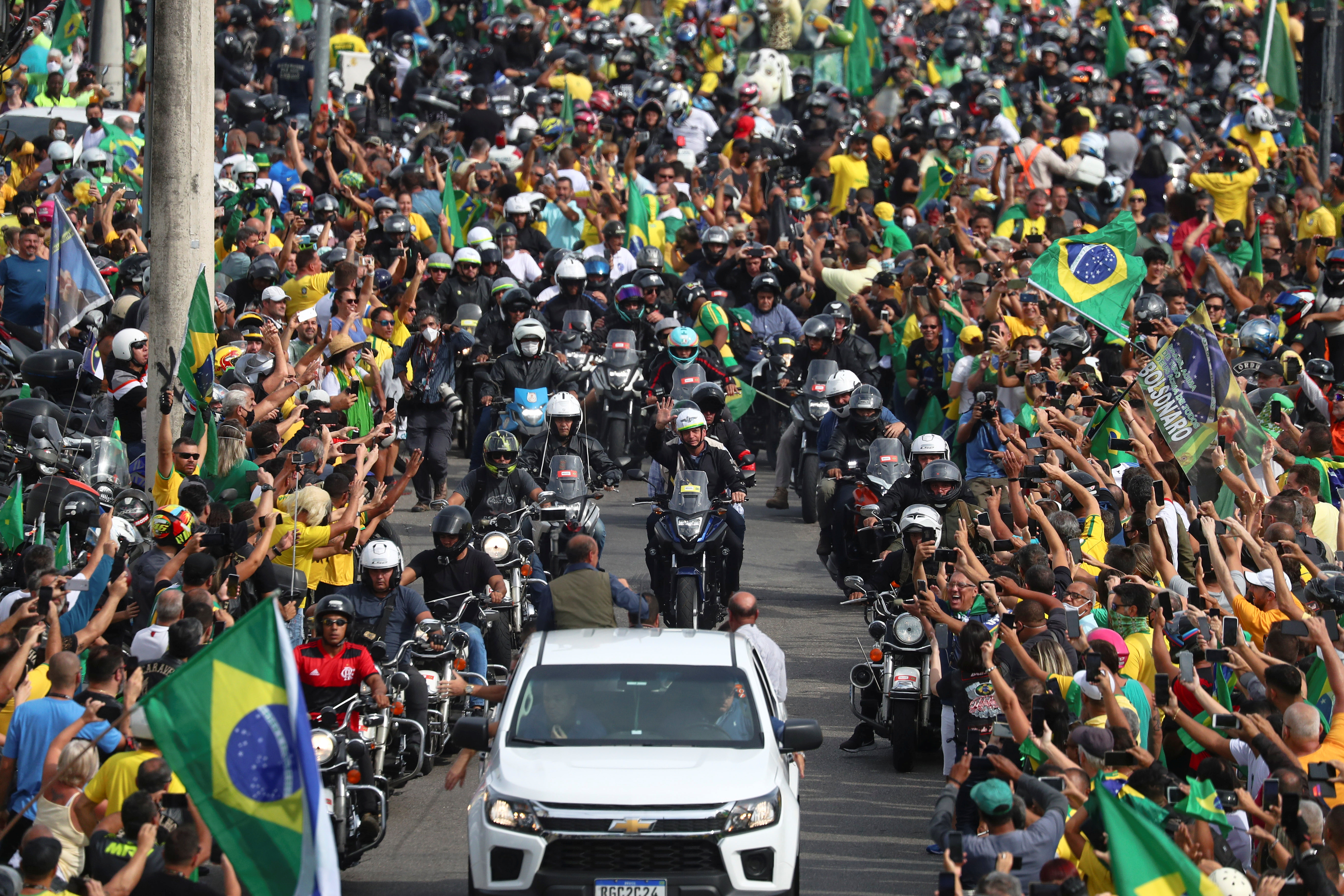 Jair Bolsonaro lider una caravana de motos junto a una multitud