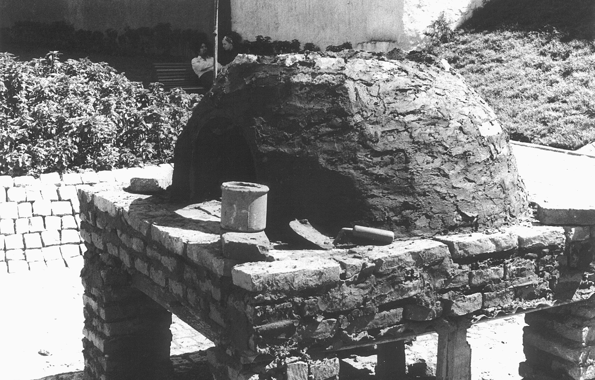 Víctor Grippo. Un horno para dos, en el Museo y Biblioteca Casa Natal Sarmiento, San Juan Argentina.(Registro de la performance Horno popular para hacer pan, Victor Grippo en la plaza Roberto Art en 1972)
