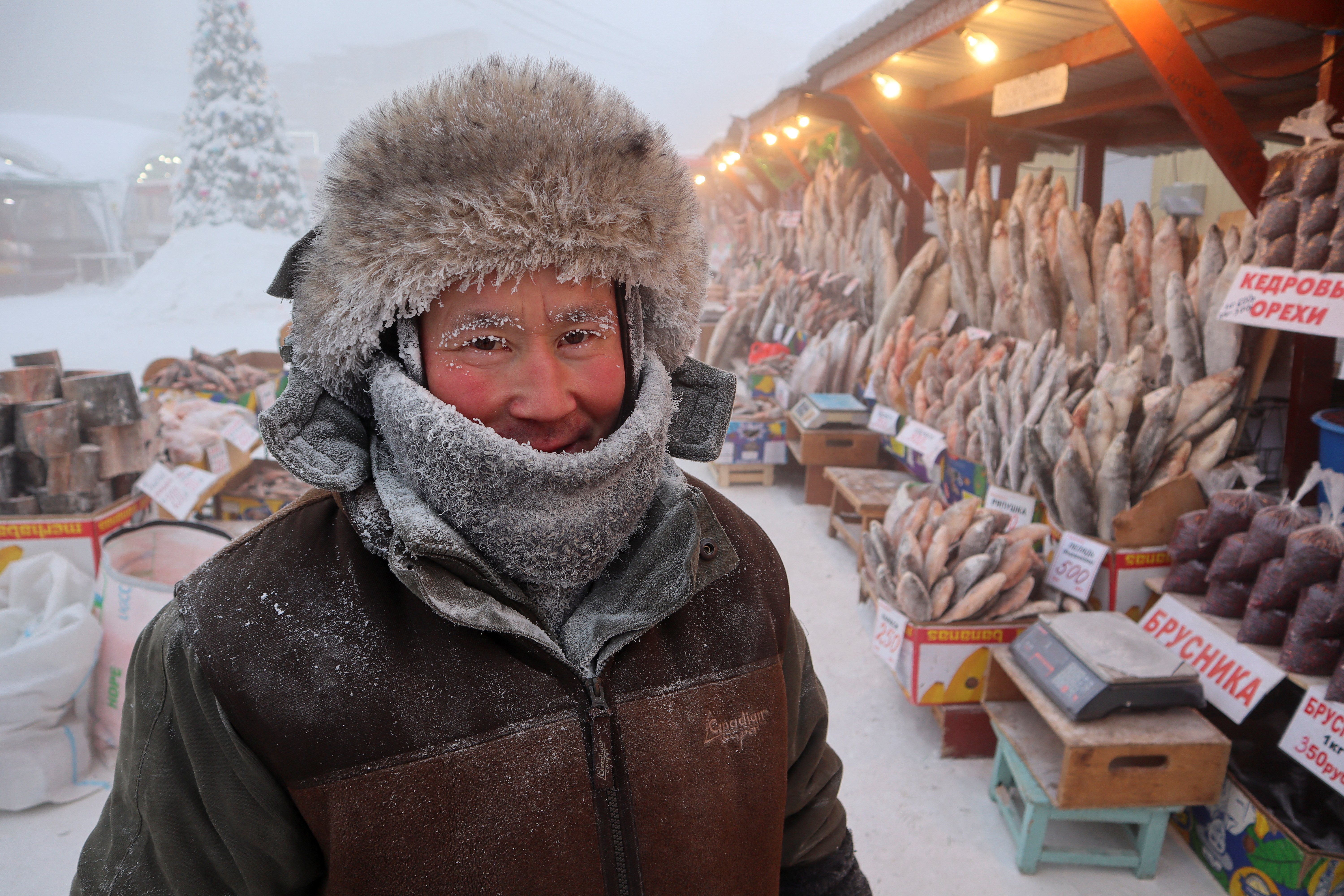 Yegor Dyachkovsky, de 45 años, posa para una foto en un mercado al aire libre en un día helado en Yakutsk, Rusia, este 15 de enero de 2023. Yakutsk, una de las ciudades más septentrionales de Rusia, está siendo azotada por una ola de frío extremo (Reuters)