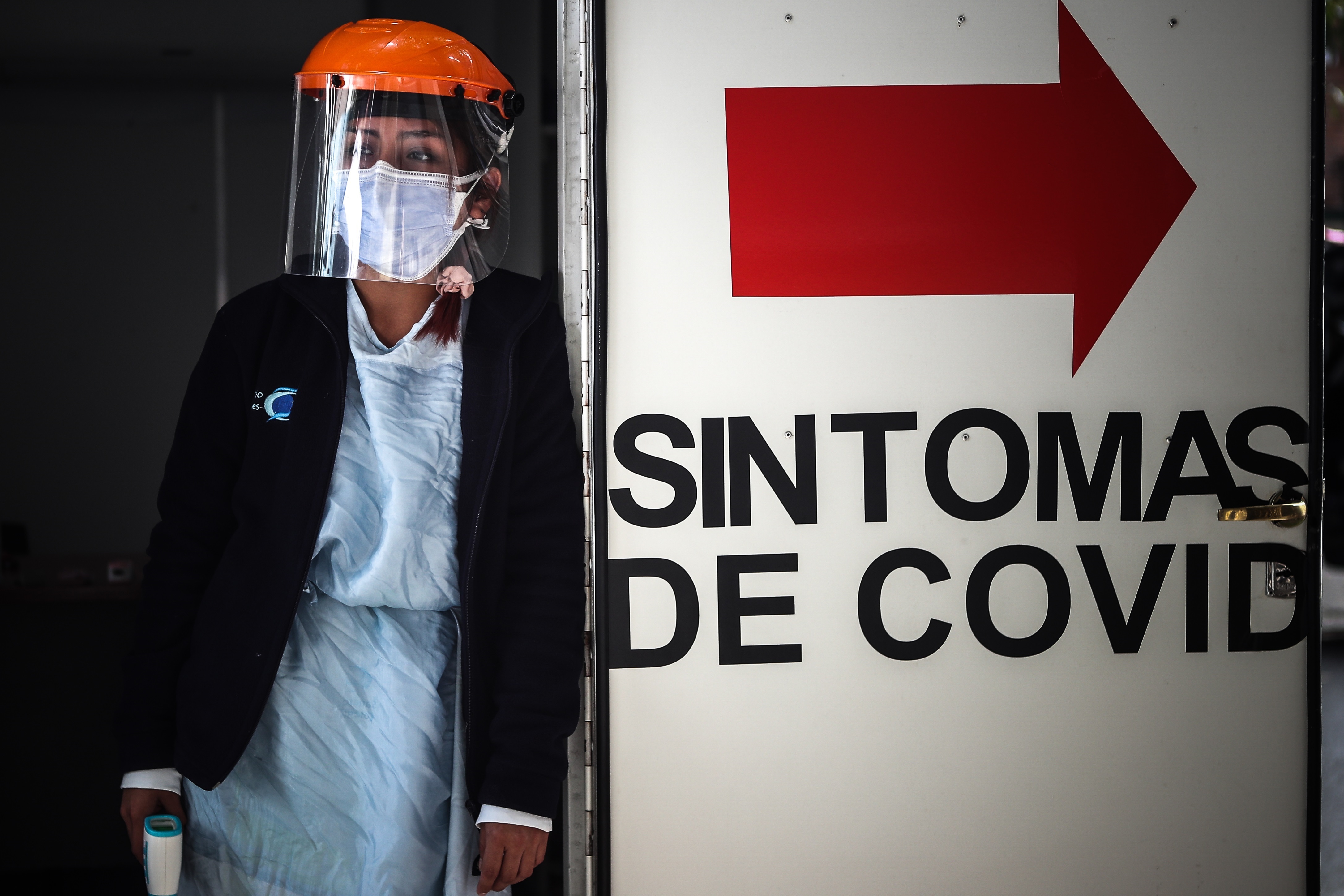Una trabajadora sanitaria hace guardia en una zona de urgencias por COVID-19 de una clínica de Buenos Aires, Argentina (EFE/ Juan Ignacio Roncoroni/ archivo)
