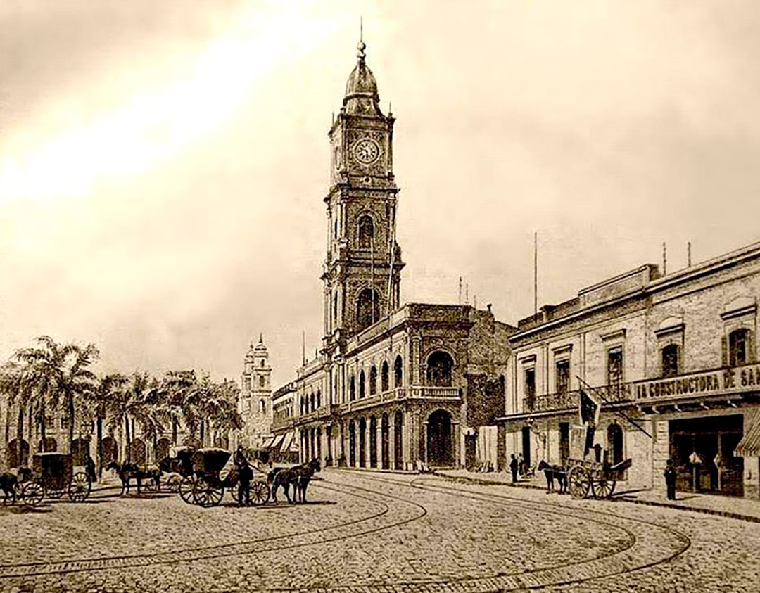 El Cabildo con su torre original que fue amputada en 1884, al crearse la Avenida de Mayo. Al mutilarse la parte izquierda del edificio, corría peligro de derrumbe