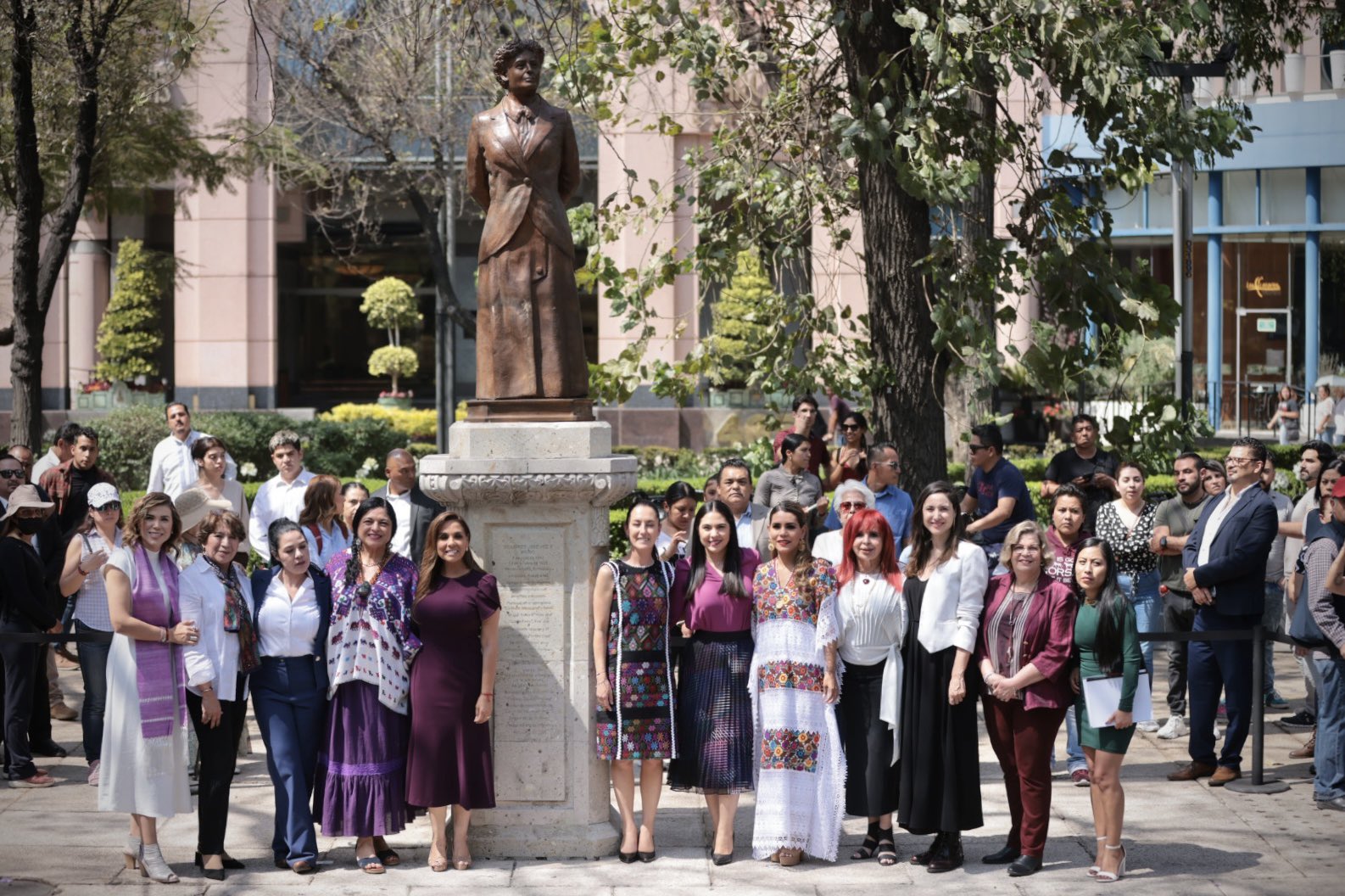 Previo a la develación de la última estatua en el Paseo de las Heroínas, la mandataria capitalina adelantó su próxima reunión con colectivas feministas (Twitter/@claudiashein)