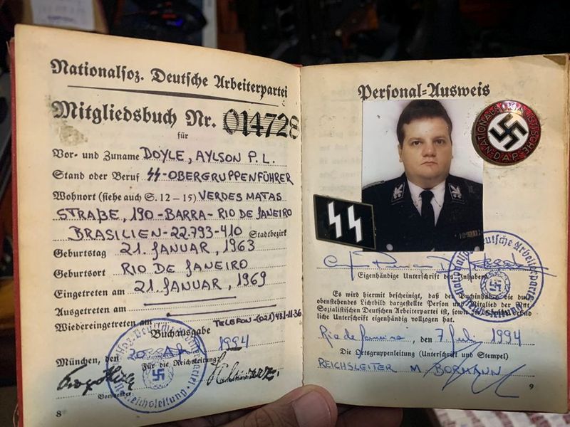 Un documento nazi en la casa de un presunto pedófilo en Río de Janeiro, Brasil, en esta fotografía publicada el 6 de octubre de 2021. El documento lleva el nombre de, Aylson Proenca Doyle Linhares, el sospechoso de violar a una menor en aquella ciudad brasileña (Reuters)