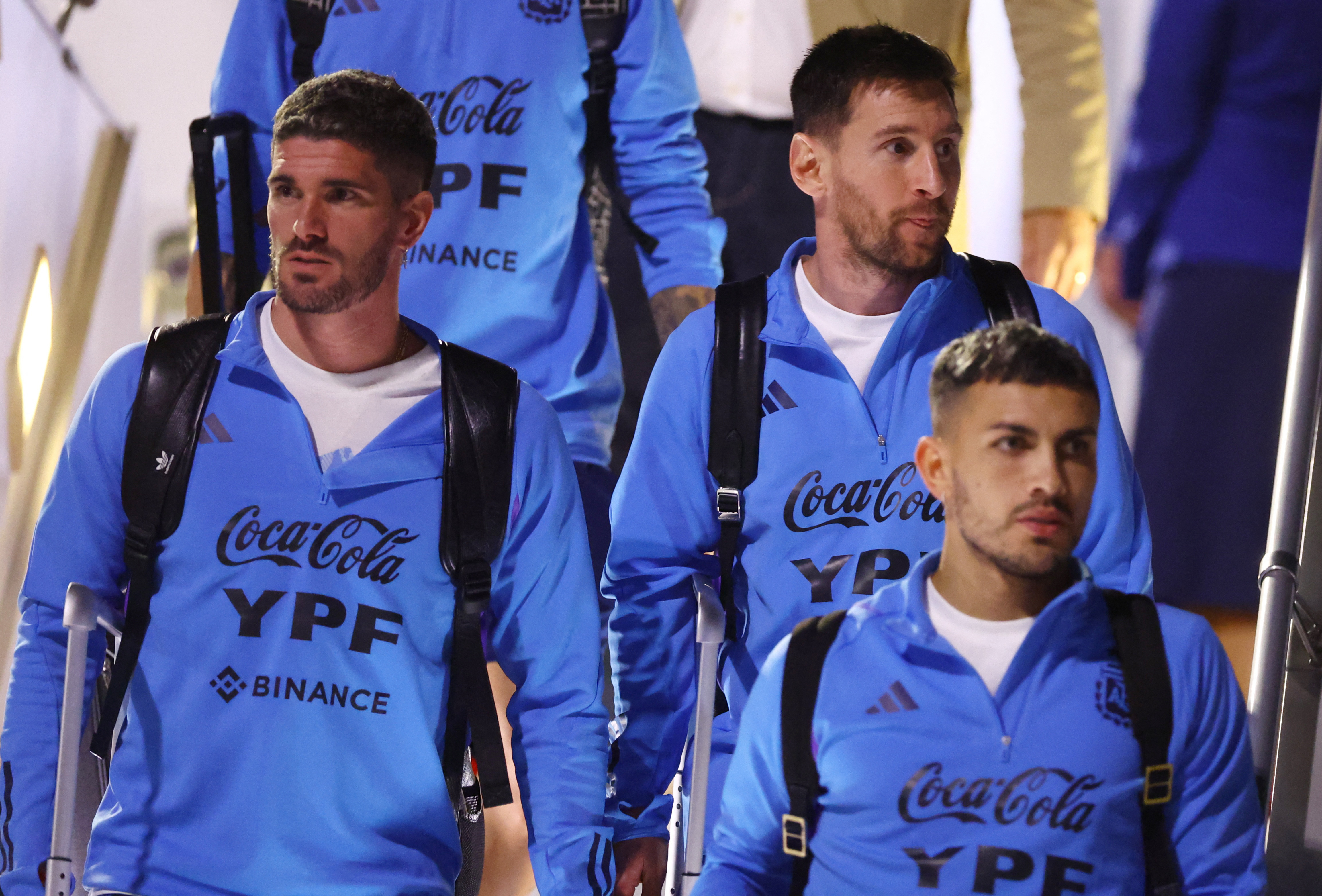 Lionel Messi, Leandro Paredes y Rodrigo De Paul se bajan del avión que transportó a la selección argentina a Doha (REUTERS/Hannah Mckay)