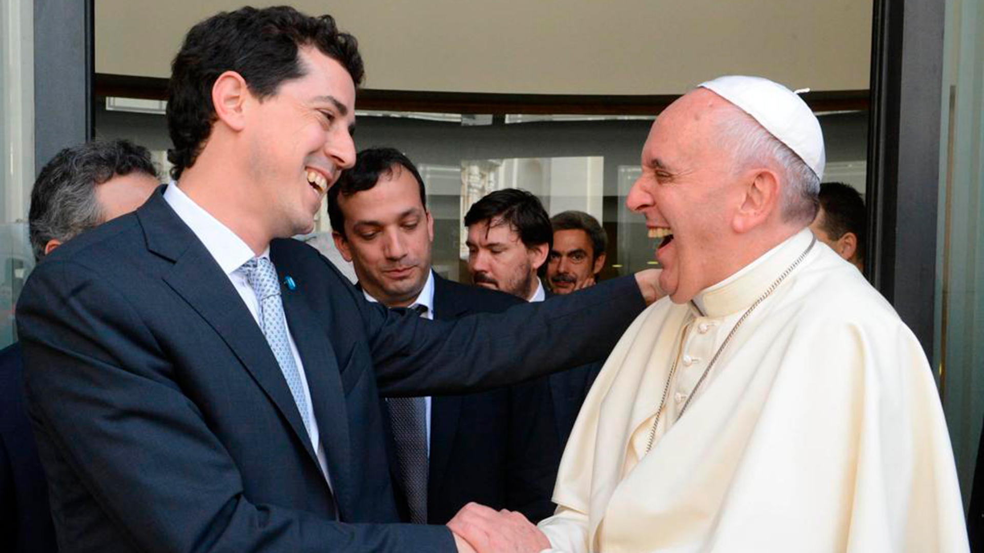 Wado De Pedro y el papa Francisco se saludan durante un encuentro que se produjo en el Vaticano en 2014 