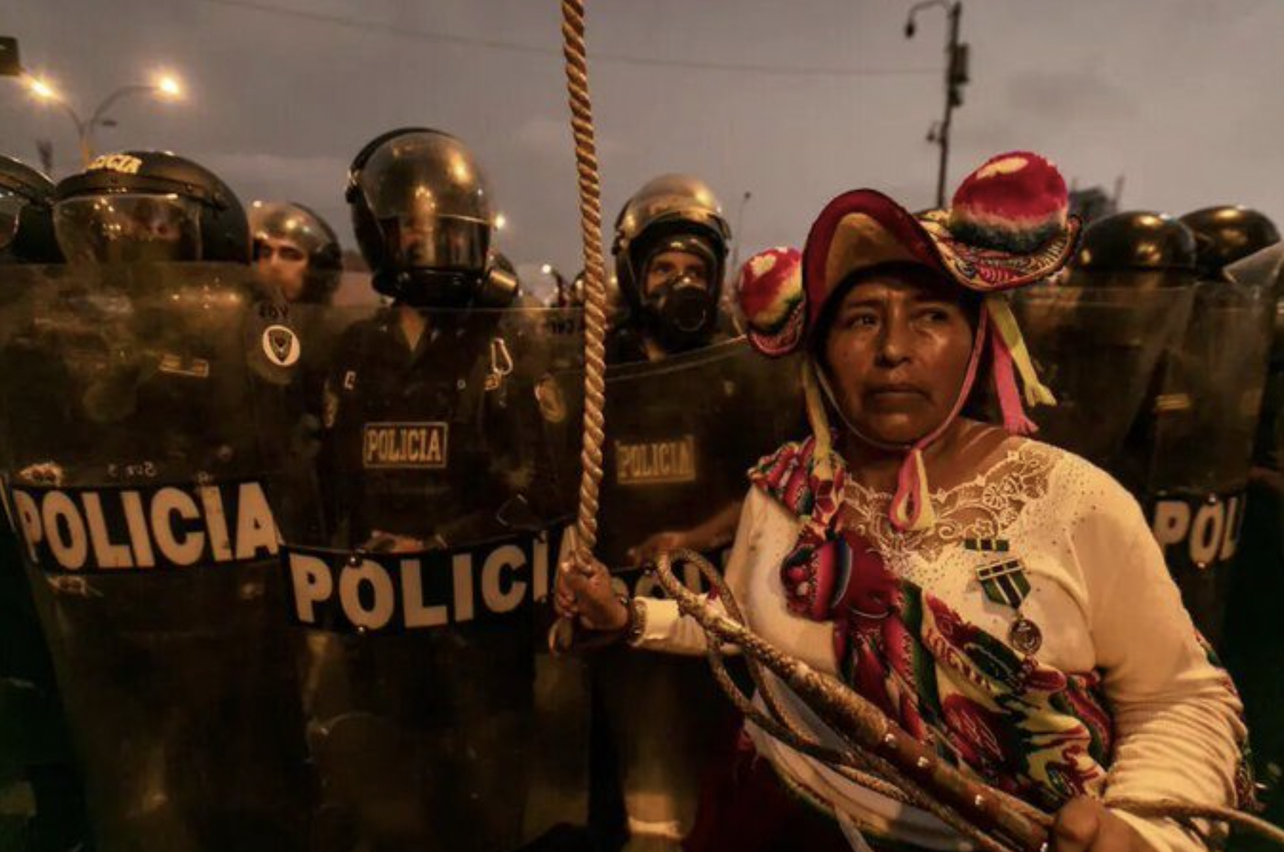 Mujeres aimaras sufrieron represión policial, a pesar de que se encontraban con sus niños y niñas en manifestación.