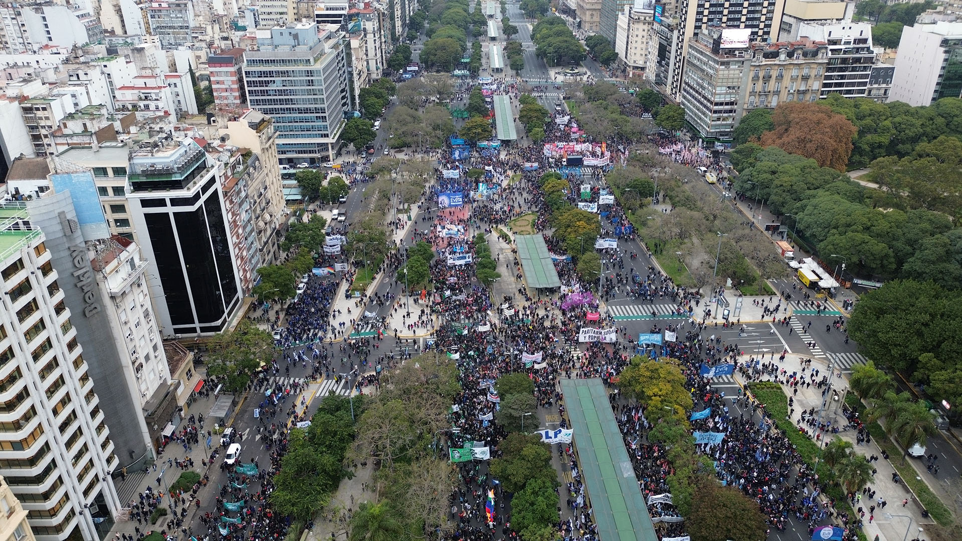 Manifestantes coparon la avenida 9 de Julio para reclamar por lo ocurrido en la provincia de Jujuy (Infobae)