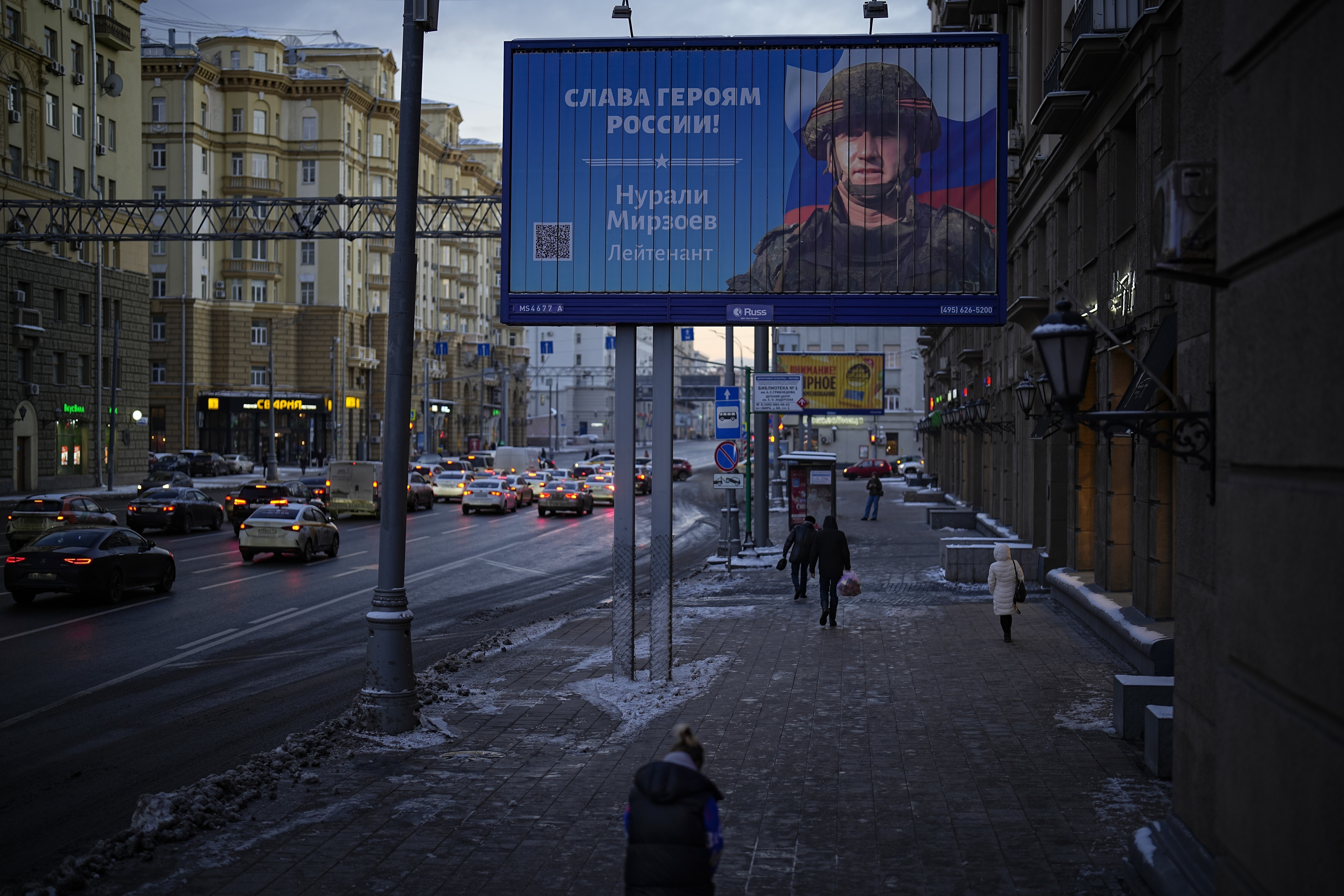 Un cartel en Moscú que muestra la imagen de un soldado ruso que recibió una medalla por sus acciones en Ucrania. Se han colocado carteles similares por la capital rusa en homenaje a militares que han combatido en Ucrania. (AP)