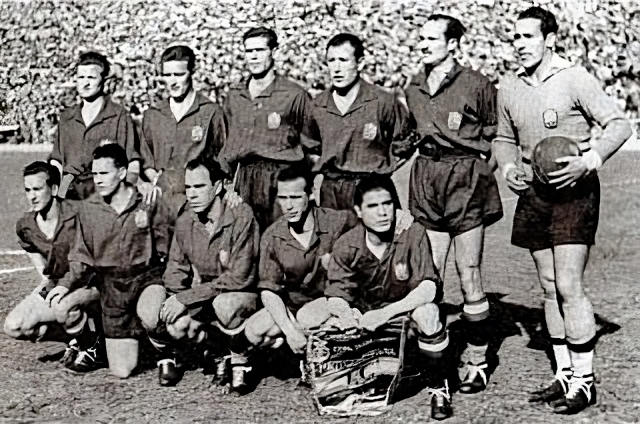 Selección de España- Temporada 1949-50. Mundial de Brasil - Gonzalvo II, Gonzalvo III, Puchades, Asensi, Riera e Ignacio Eizaguirre; Basora, Molowny, Zarra, Panizo y Gaínza. (Pinterest).