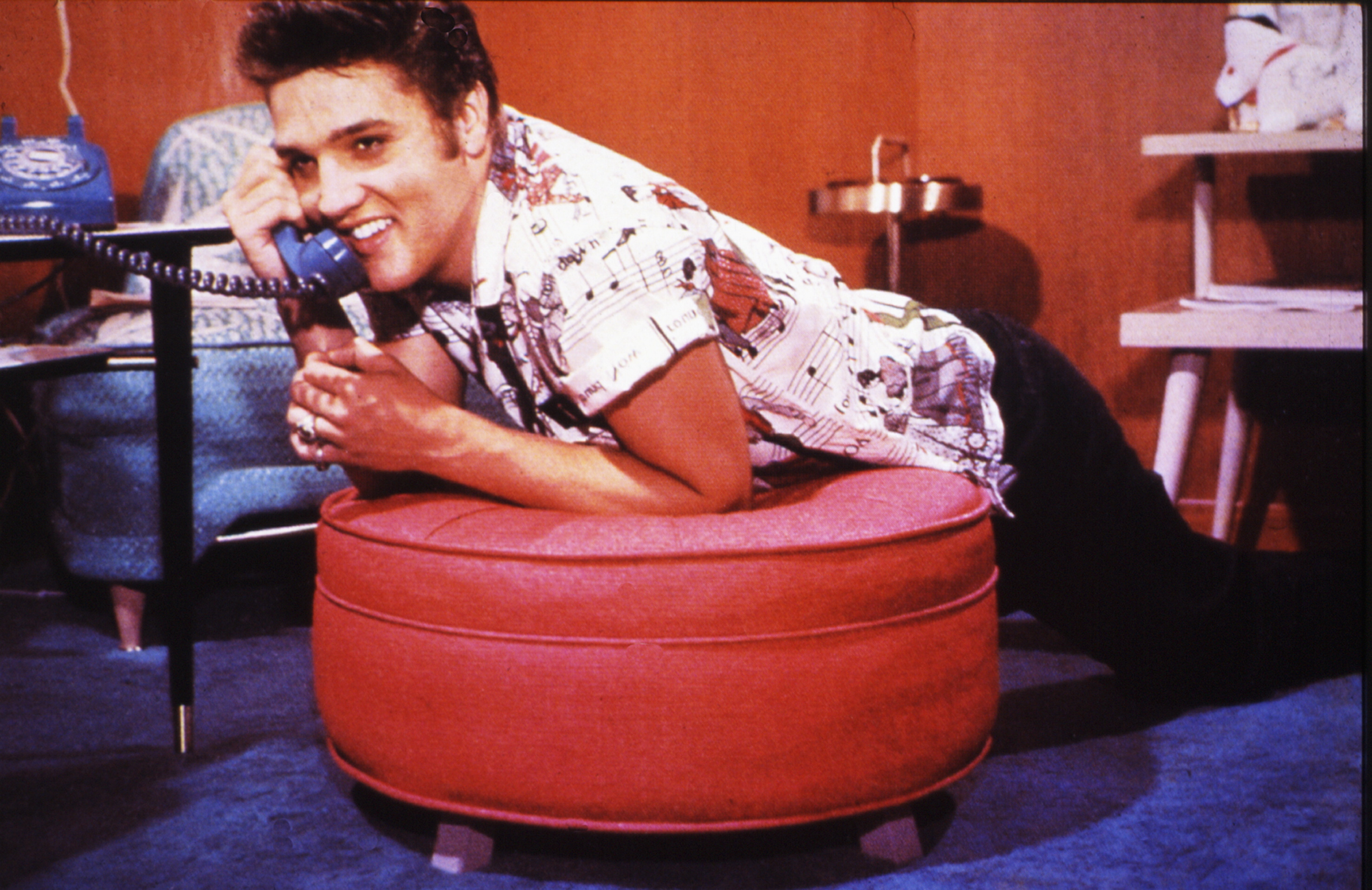 Desde el traje de lentejuelas hasta la camisa hawaiana: los looks icónicos de Elvis Presley que influyeron en la moda 