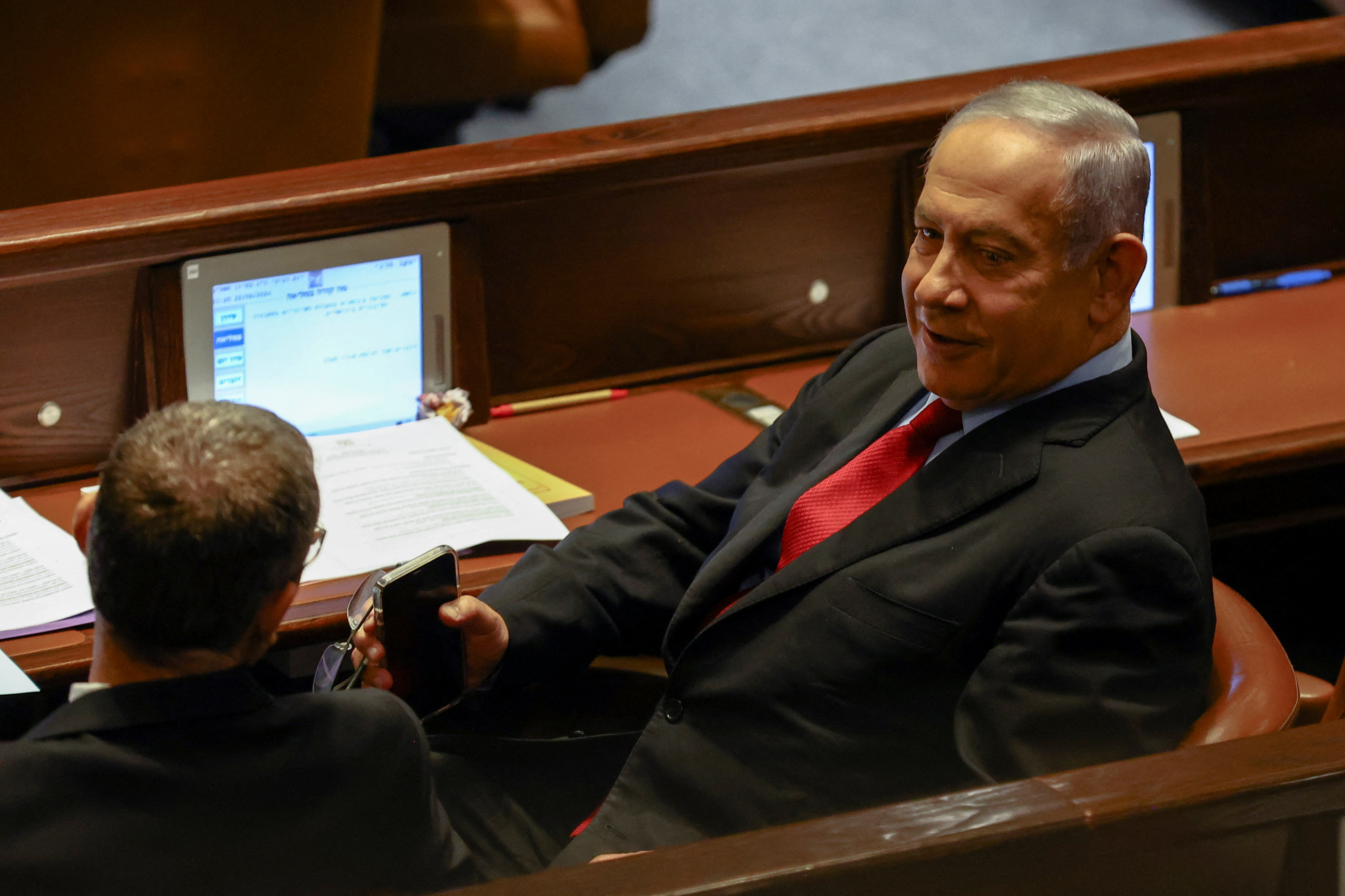 El ex primer ministro israelí Benjamín Netanyahu asiste a una lectura preliminar en el parlamento israelí, la Knesset, de un proyecto de ley para disolver el parlamento después de que el primer ministro Naftali Bennett y el ministro de Asuntos Exteriores Yair Lapid se movieran para disolver su gobierno y celebrar unas elecciones anticipadas, en Jerusalén, 22 de junio de 2022. REUTERS/Ronen Zvulun