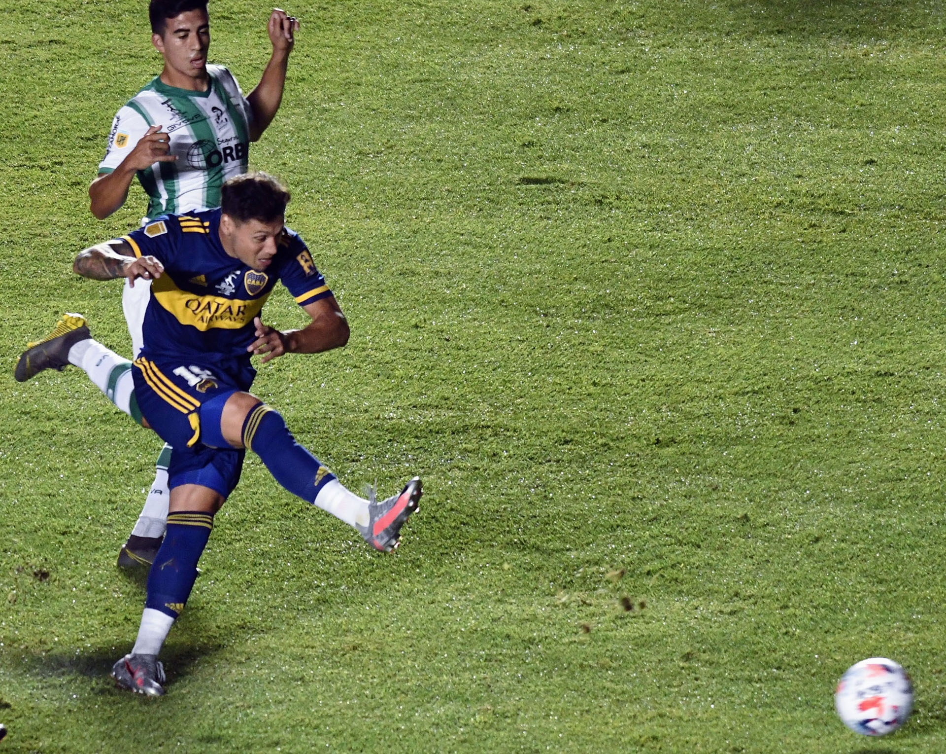 Remate de Mauro Zárate, que intentó romper por desequilibrio individual